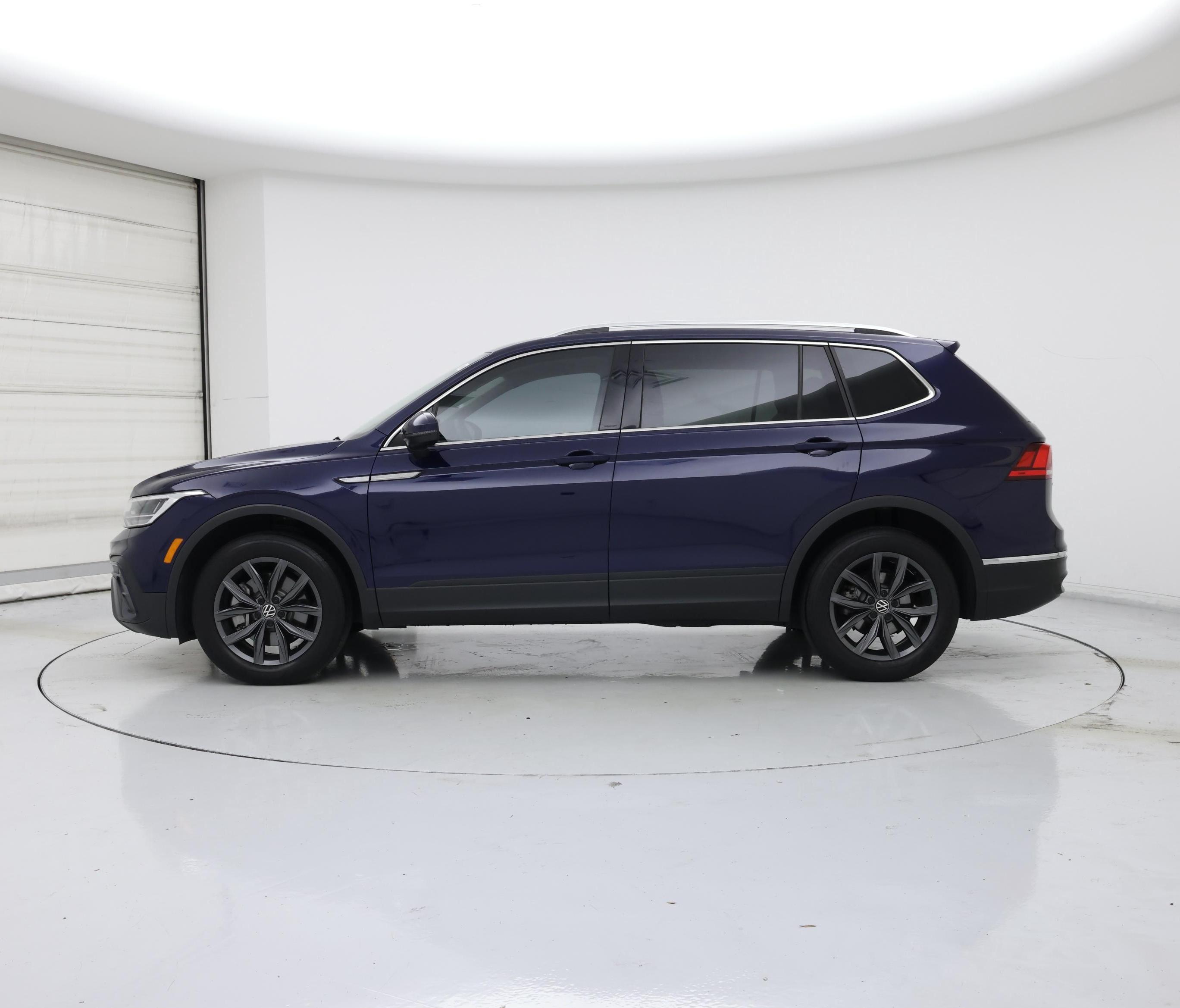 Thumbnail: 2023 Volkswagen Tiguan - 3