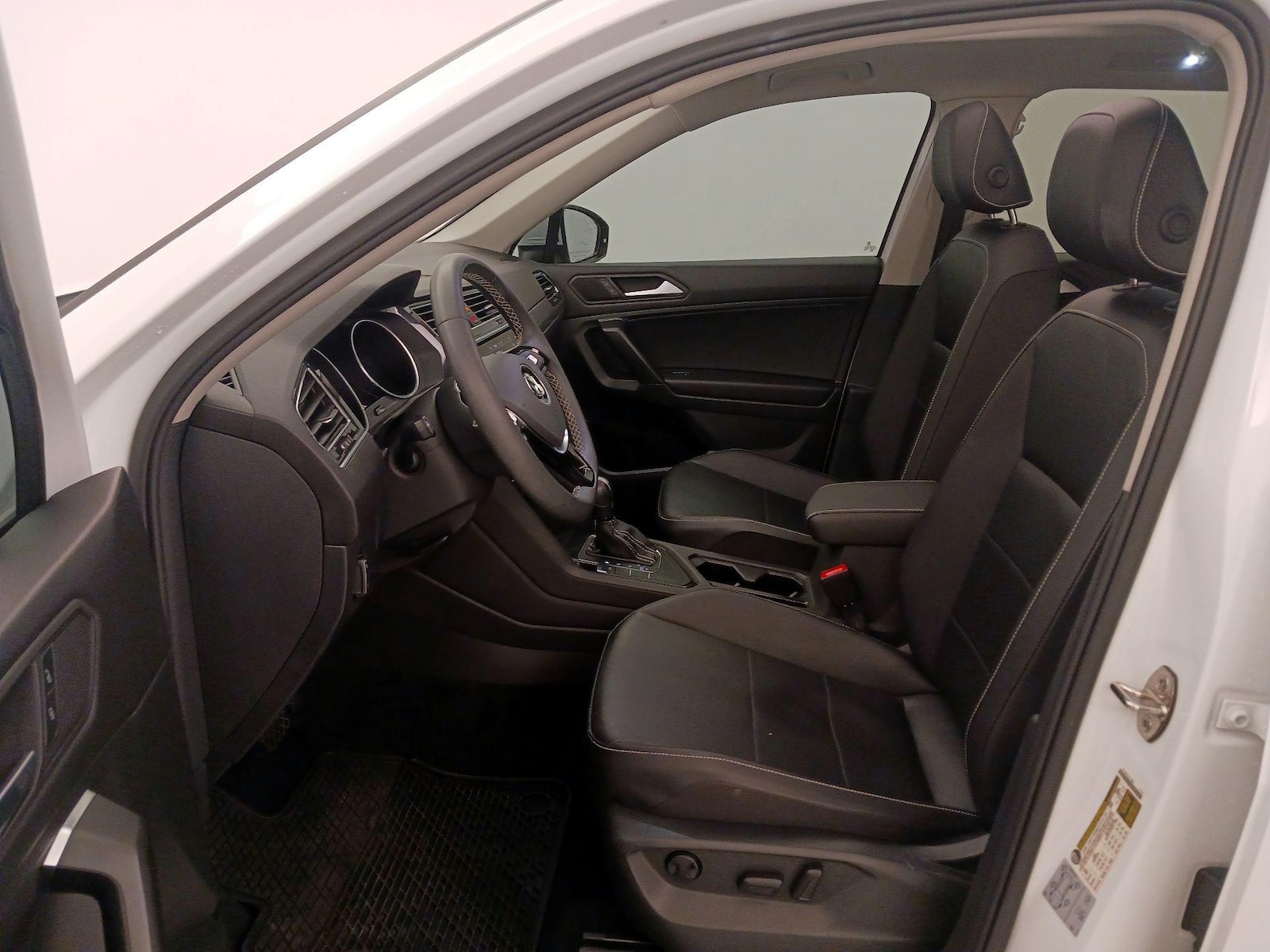 2021 Volkswagen Tiguan SE - Photo 12