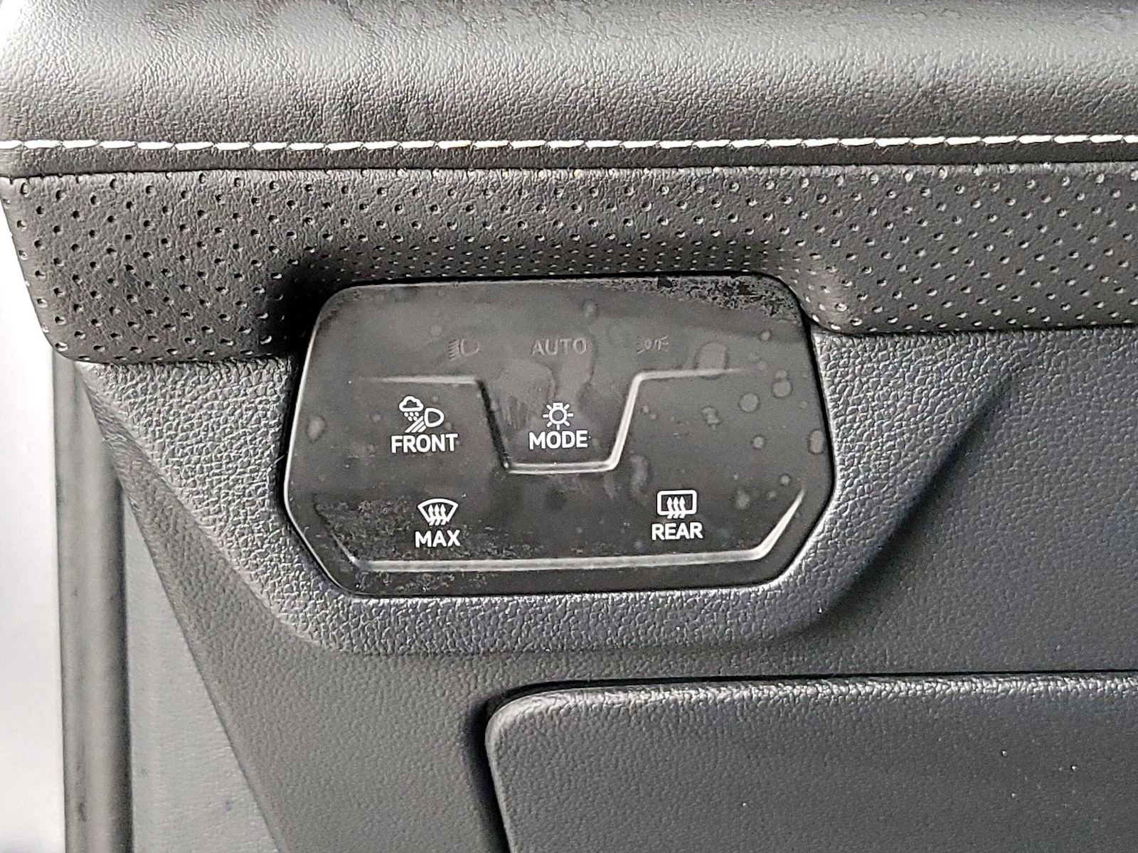 2025 Volkswagen Atlas SE w/Tech - Photo 14