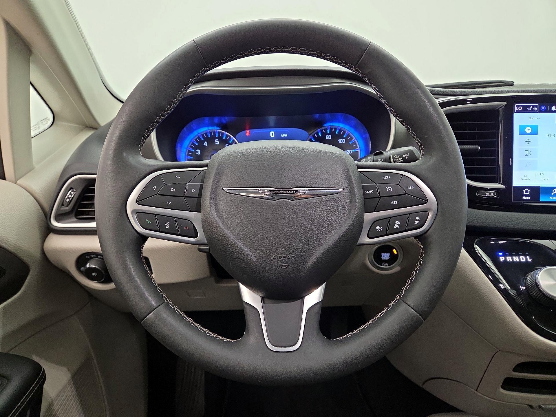 Thumbnail: 2023 Chrysler Pacifica - 10