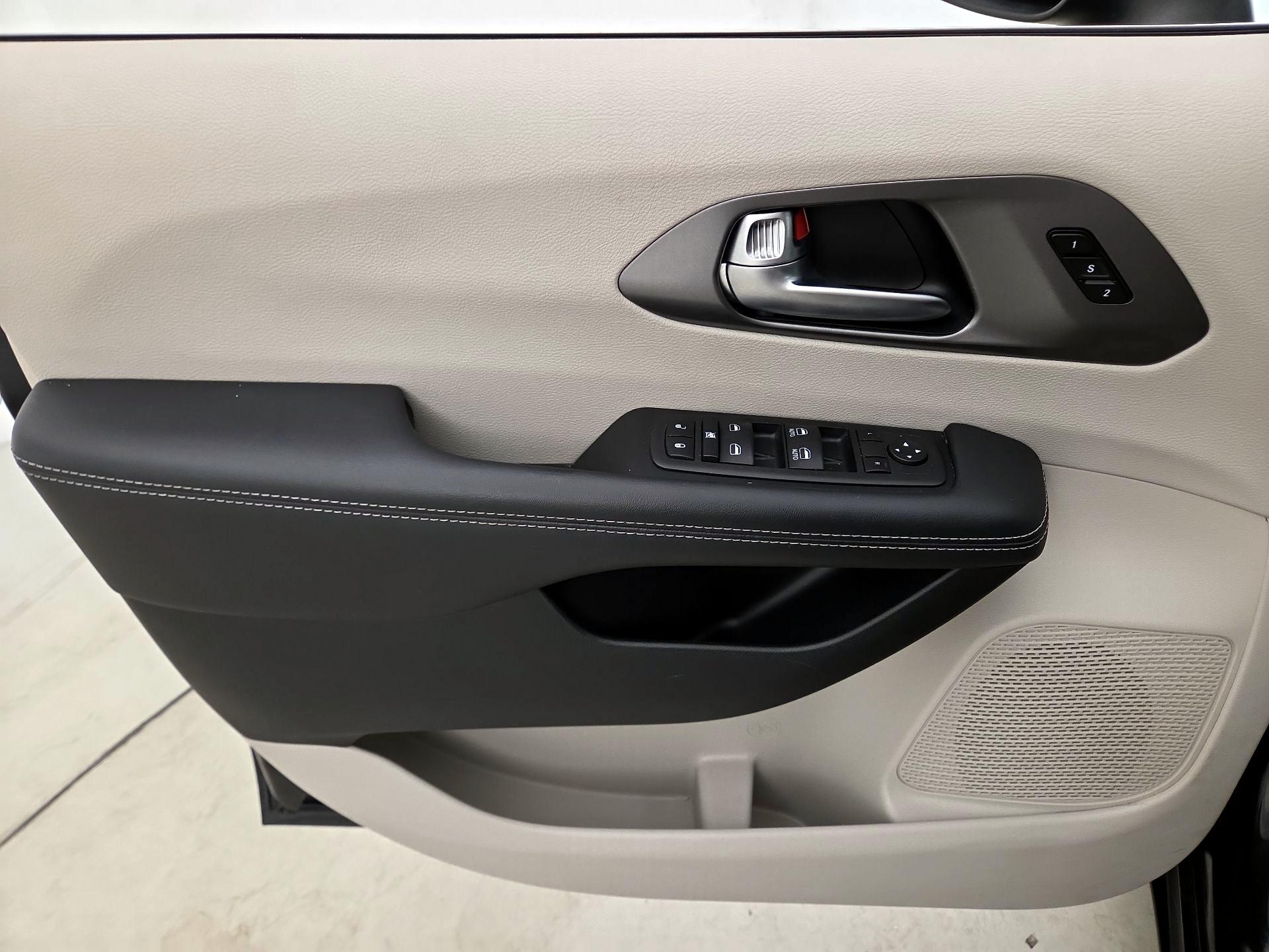 Thumbnail: 2023 Chrysler Pacifica - 12