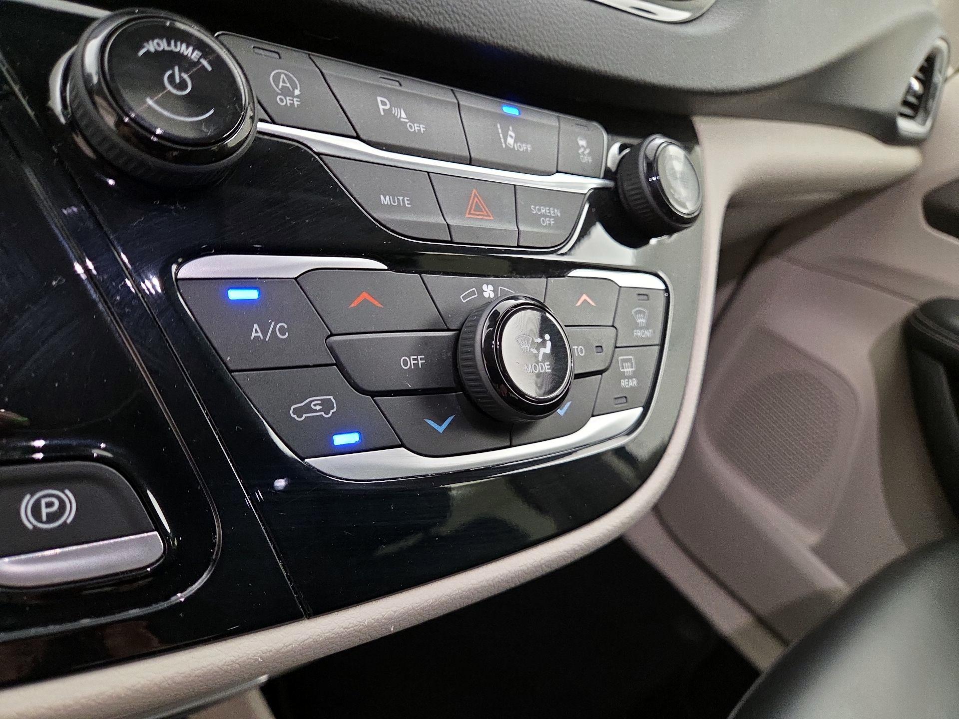 Thumbnail: 2023 Chrysler Pacifica - 16