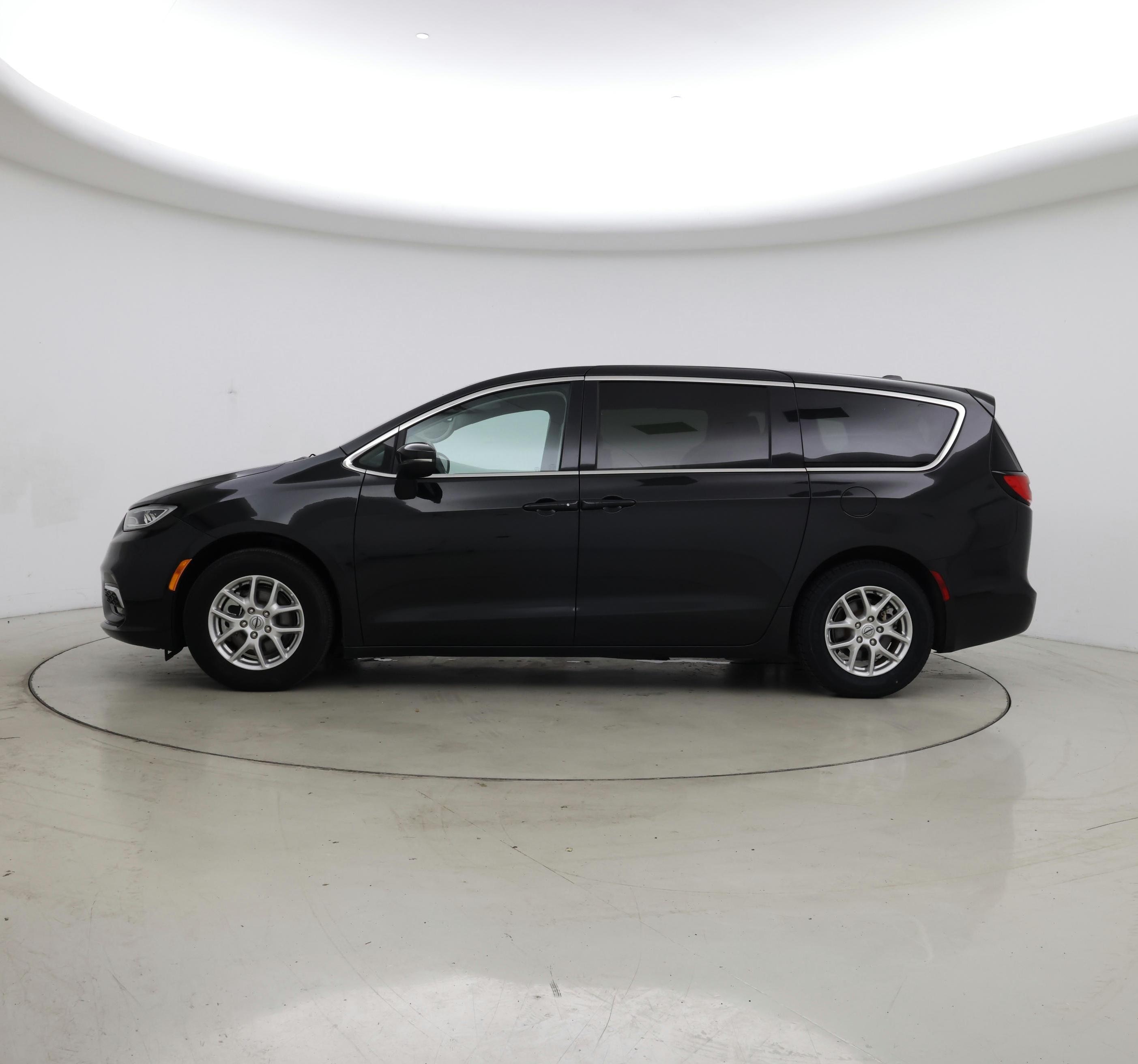 Thumbnail: 2023 Chrysler Pacifica - 3
