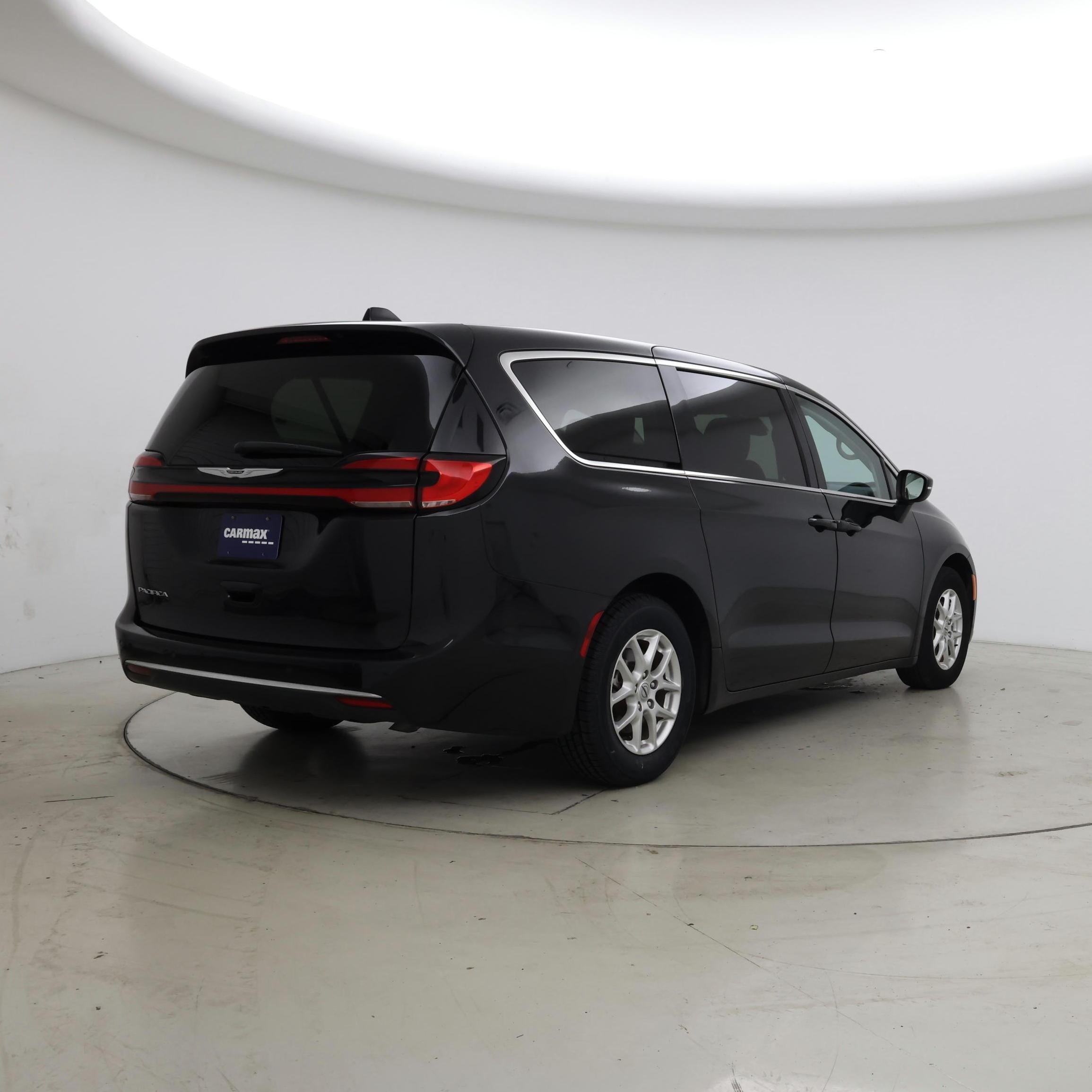 Thumbnail: 2023 Chrysler Pacifica - 8