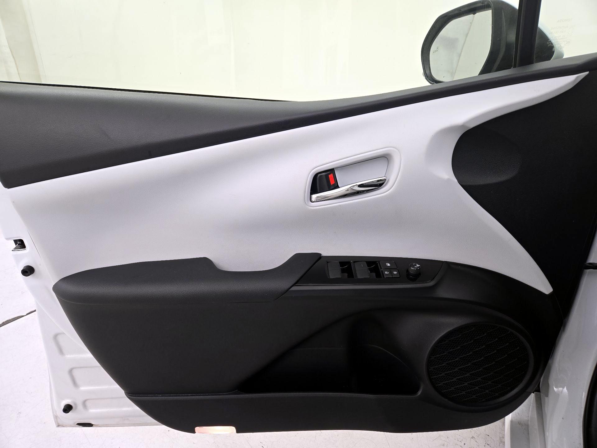 Thumbnail: 2022 Toyota Prius - 12