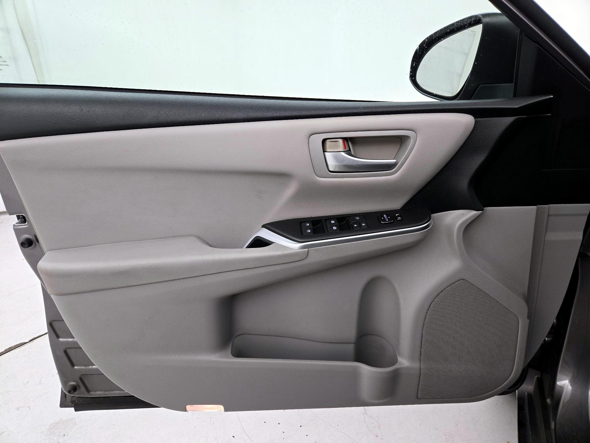 Thumbnail: 2015 Toyota Camry - 12