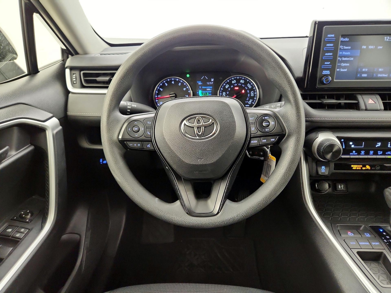 2019 Toyota RAV4 LE - Photo 11