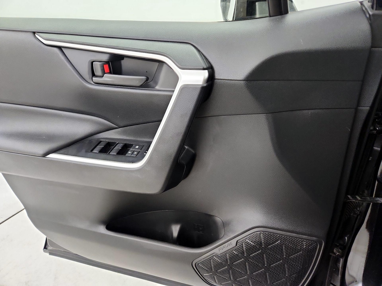 2019 Toyota RAV4 LE - Photo 13