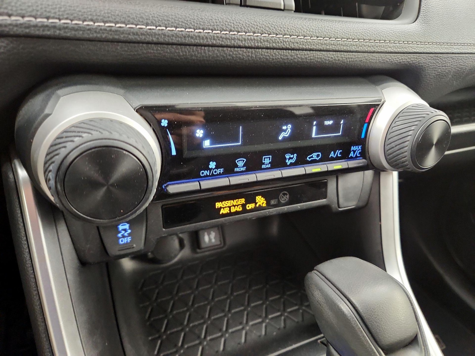 2019 Toyota RAV4 LE - Photo 17