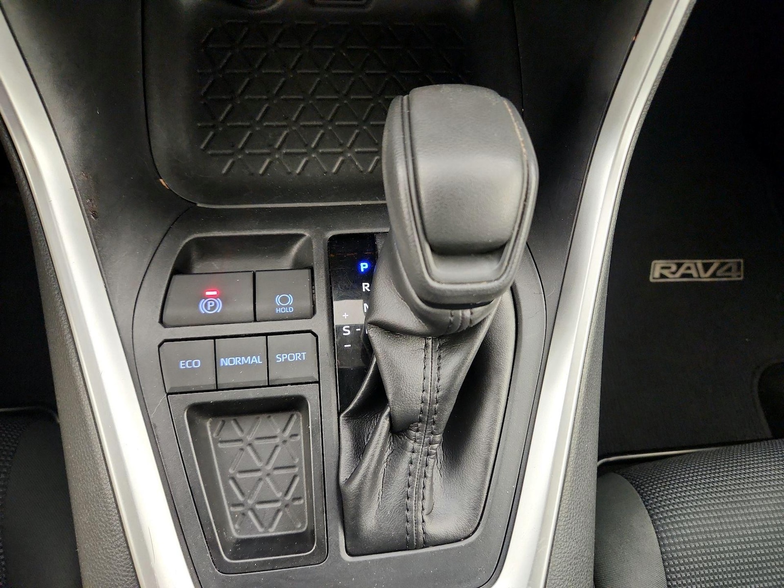 2019 Toyota RAV4 LE - Photo 18