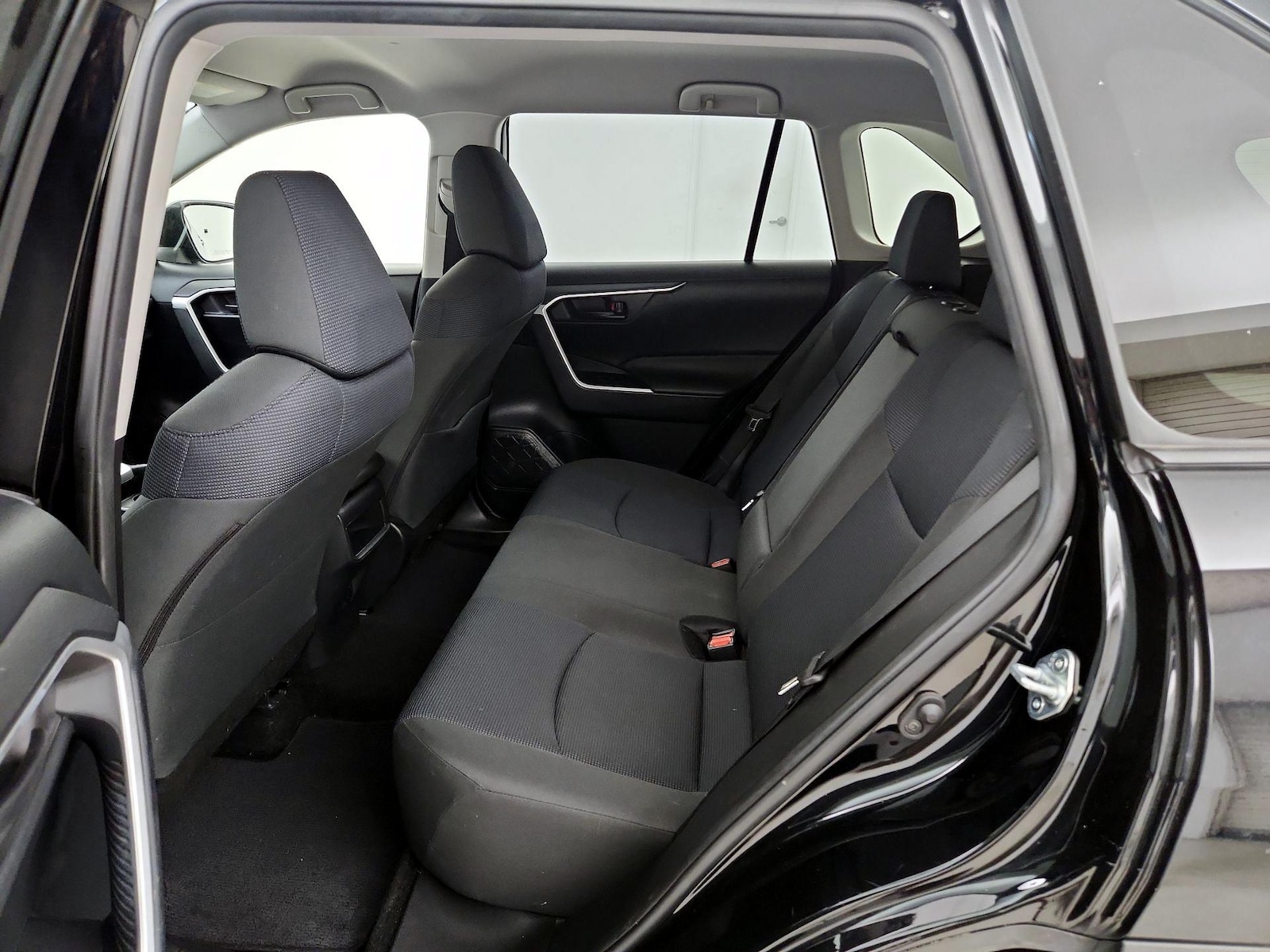 2019 Toyota RAV4 LE - Photo 20