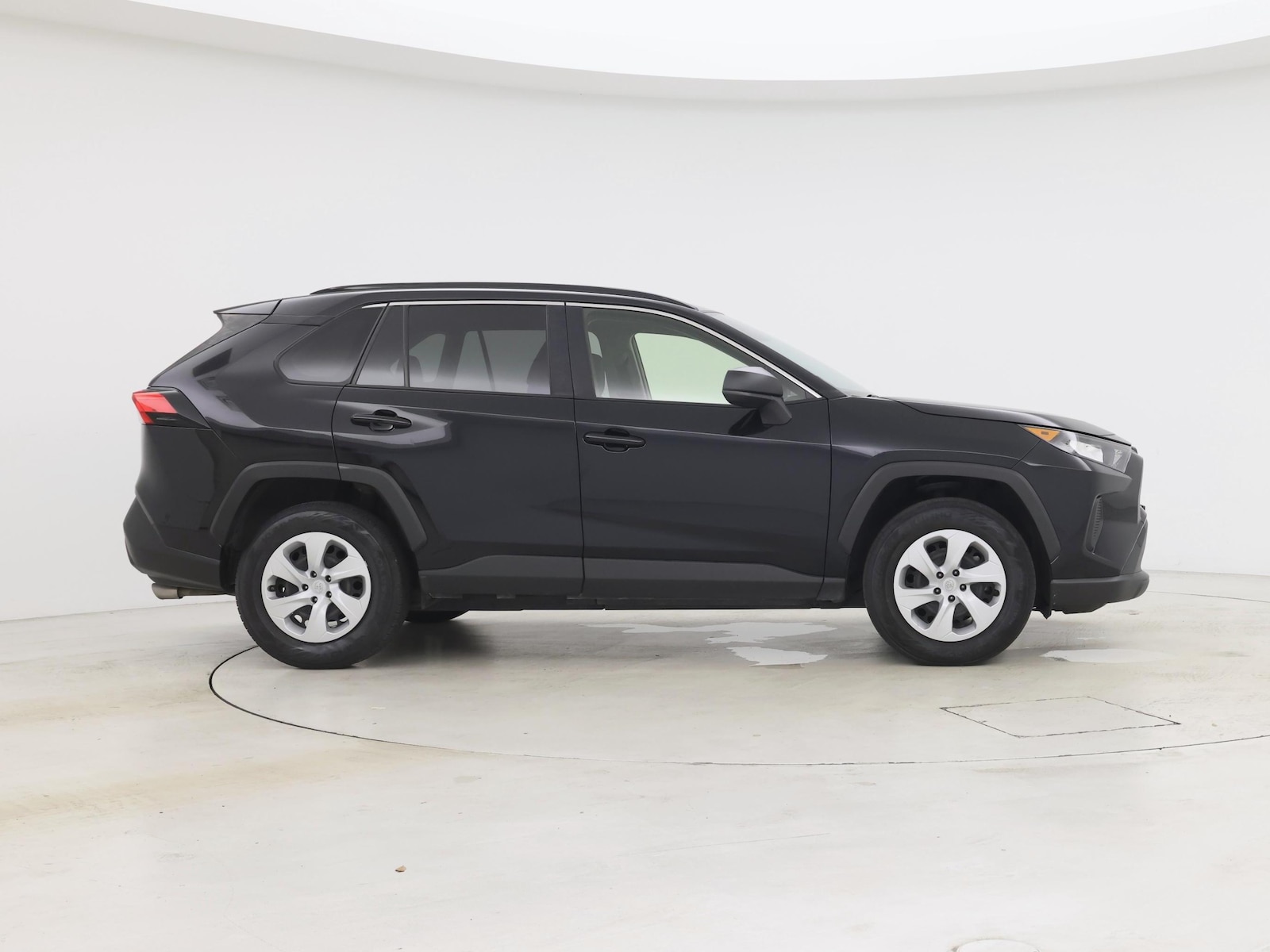 2019 Toyota RAV4 LE - Photo 8