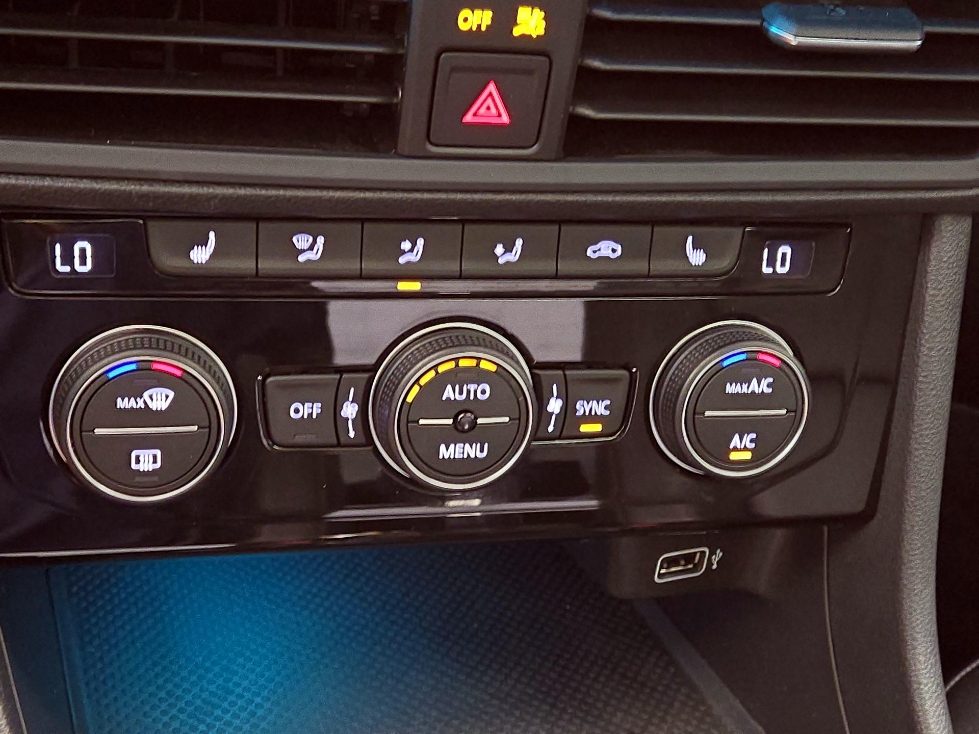 Thumbnail: 2019 Volkswagen Jetta - 16