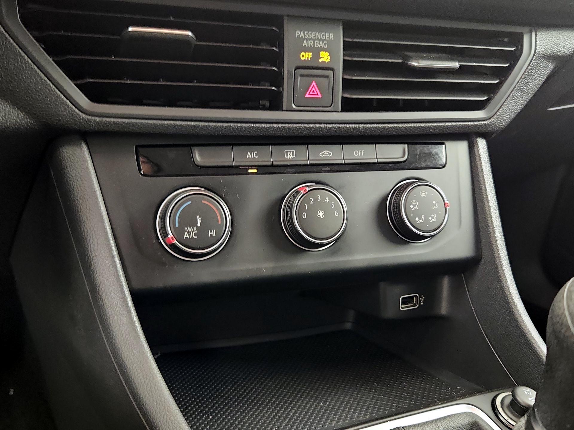 Thumbnail: 2019 Volkswagen Jetta - 15