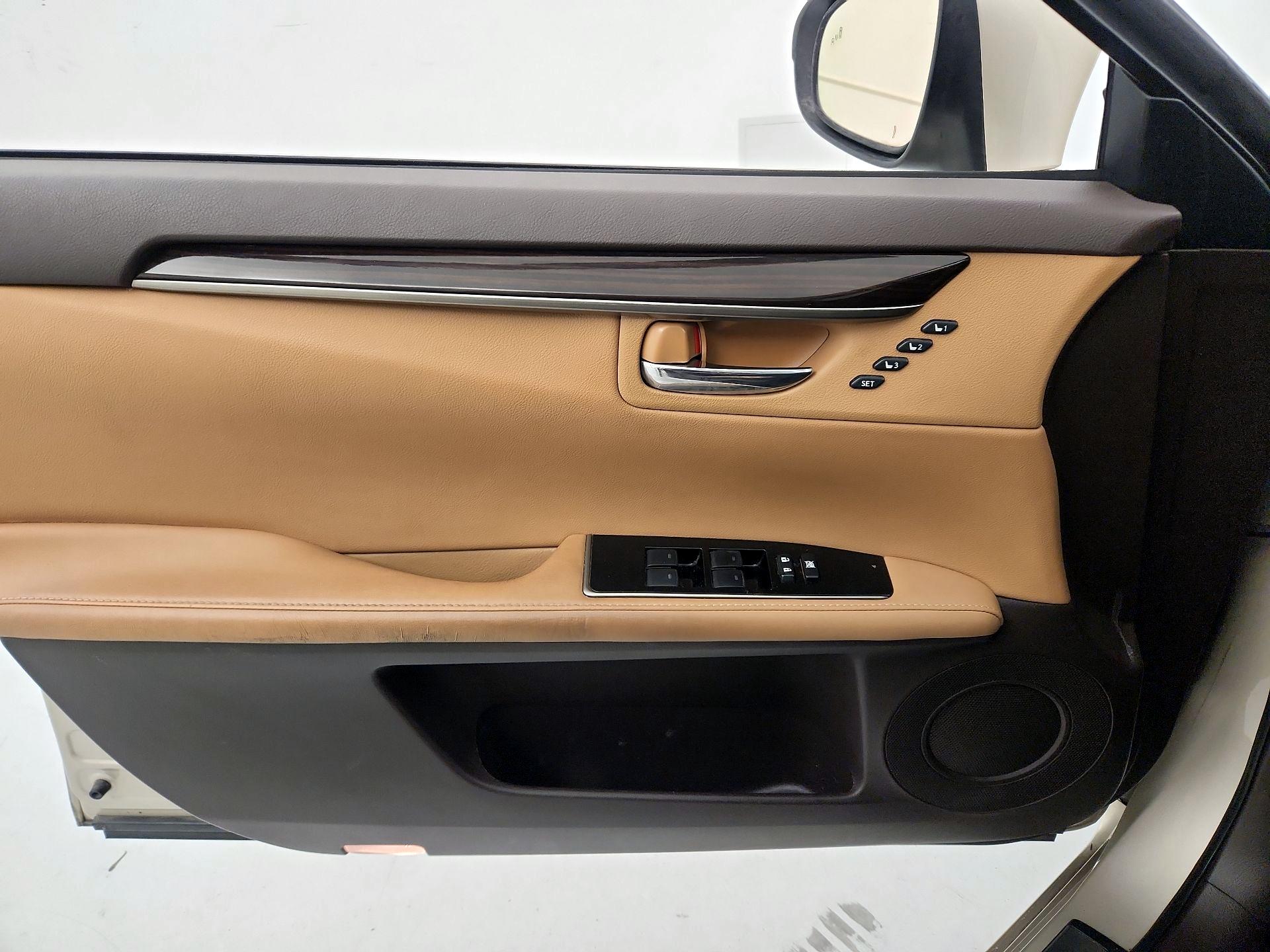 Thumbnail: 2016 Lexus ES - 12