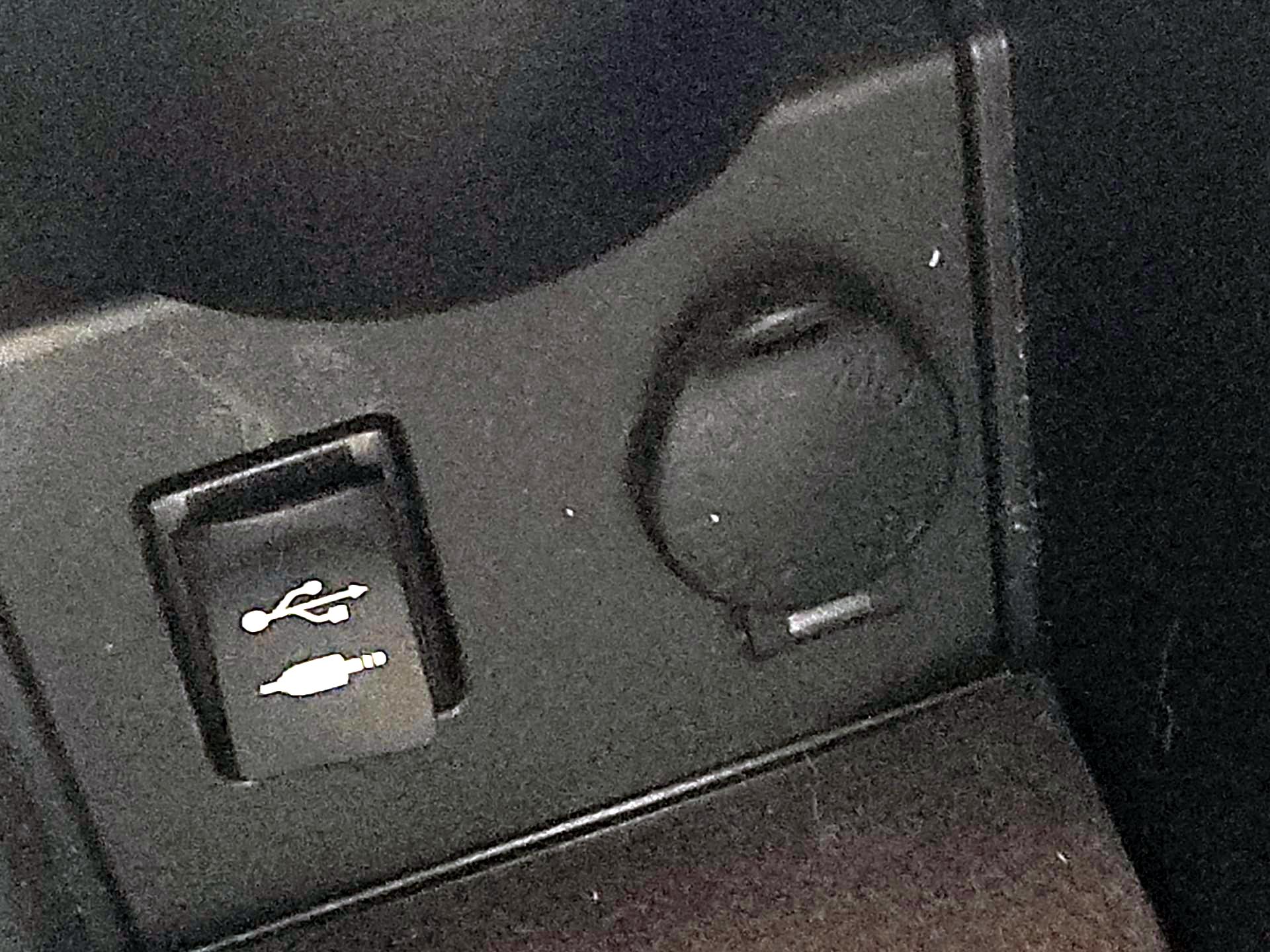 Thumbnail: 2015 Toyota Prius - 19