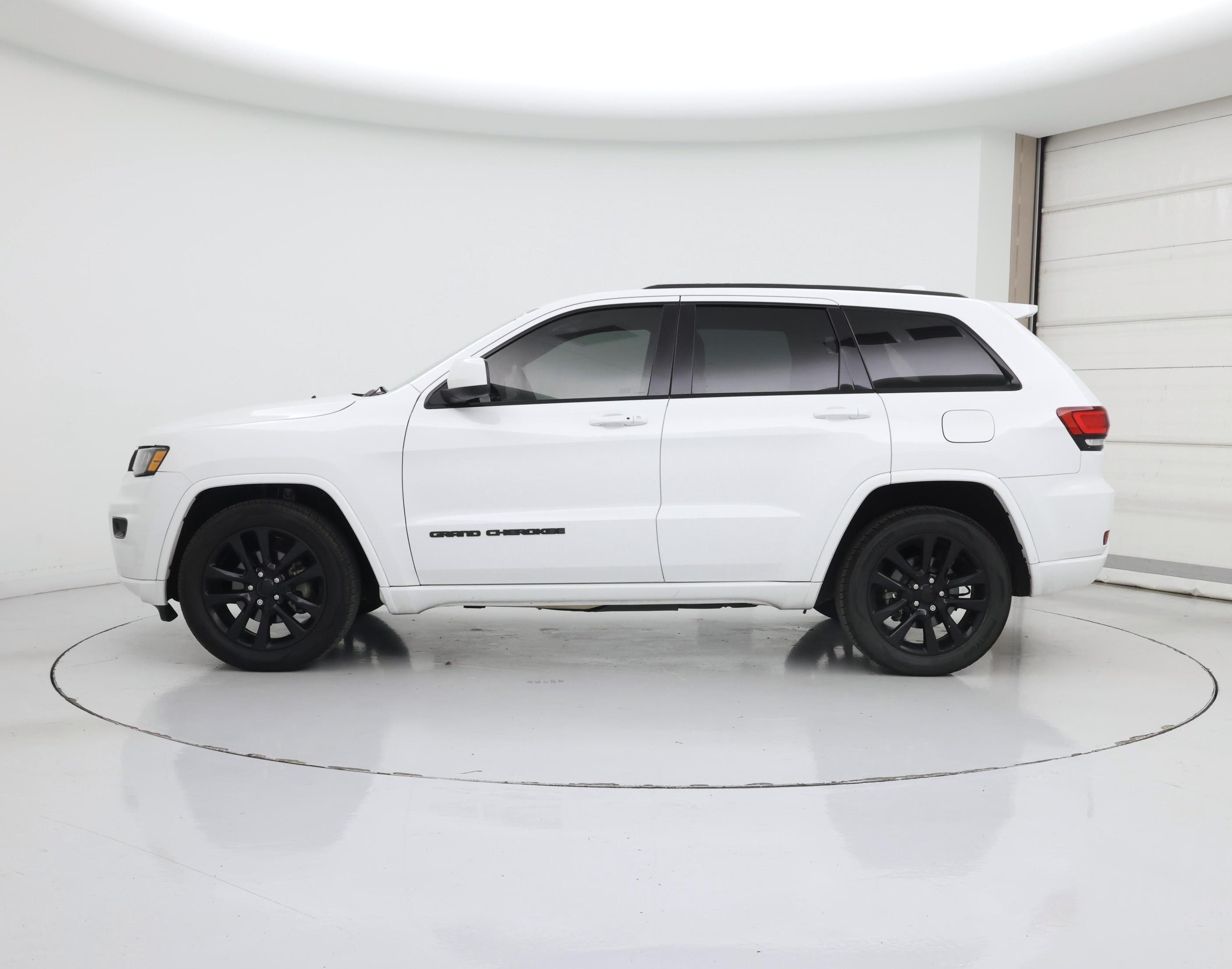 Thumbnail: 2017 Jeep Grand Cherokee - 3