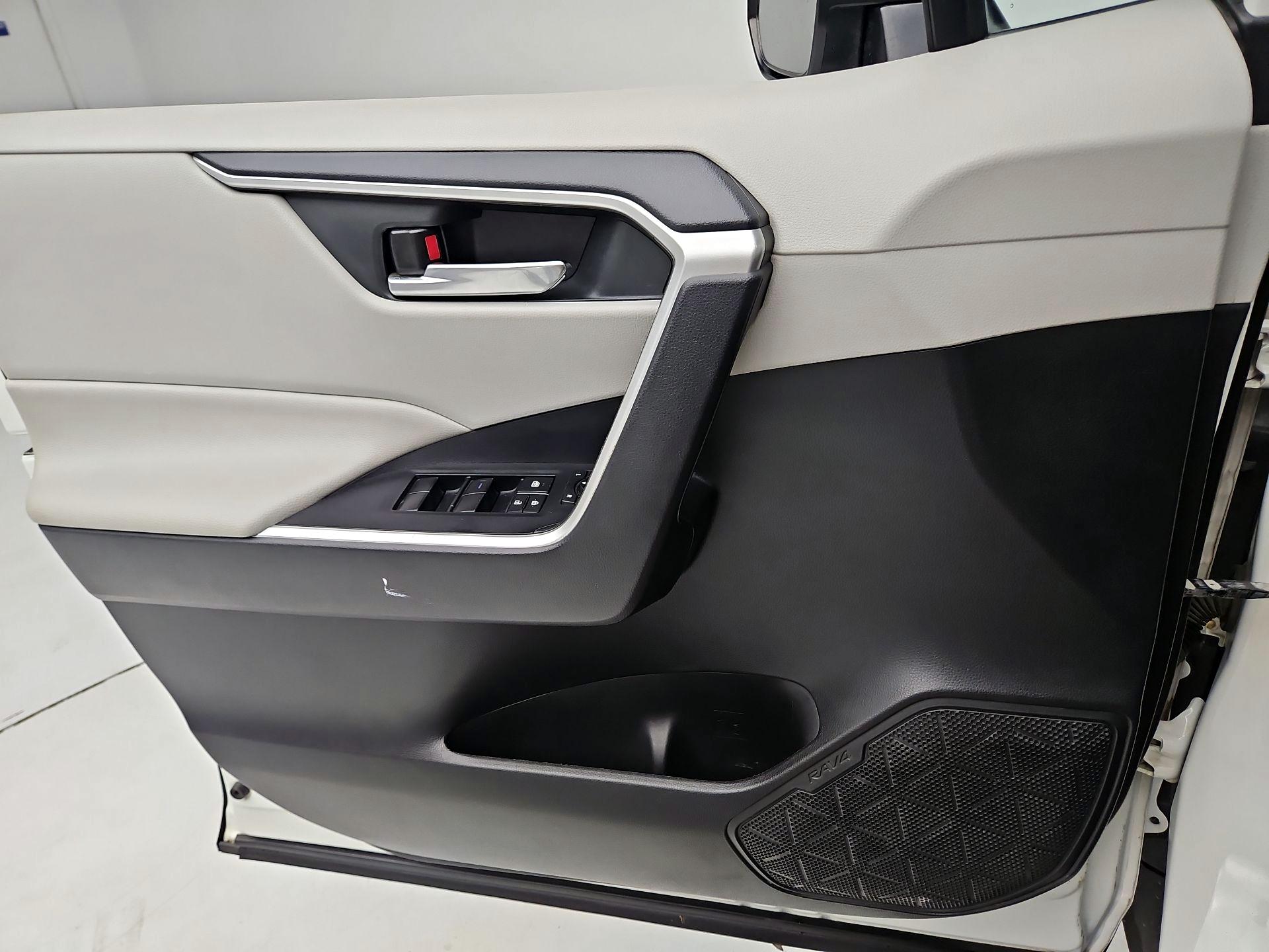 Thumbnail: 2020 Toyota RAV4 - 12