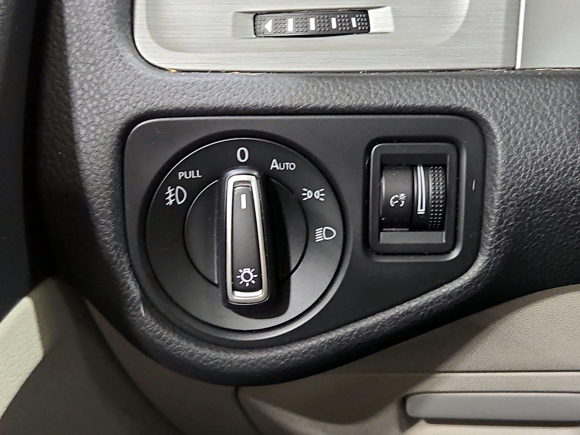 Thumbnail: 2016 Volkswagen Golf - 13