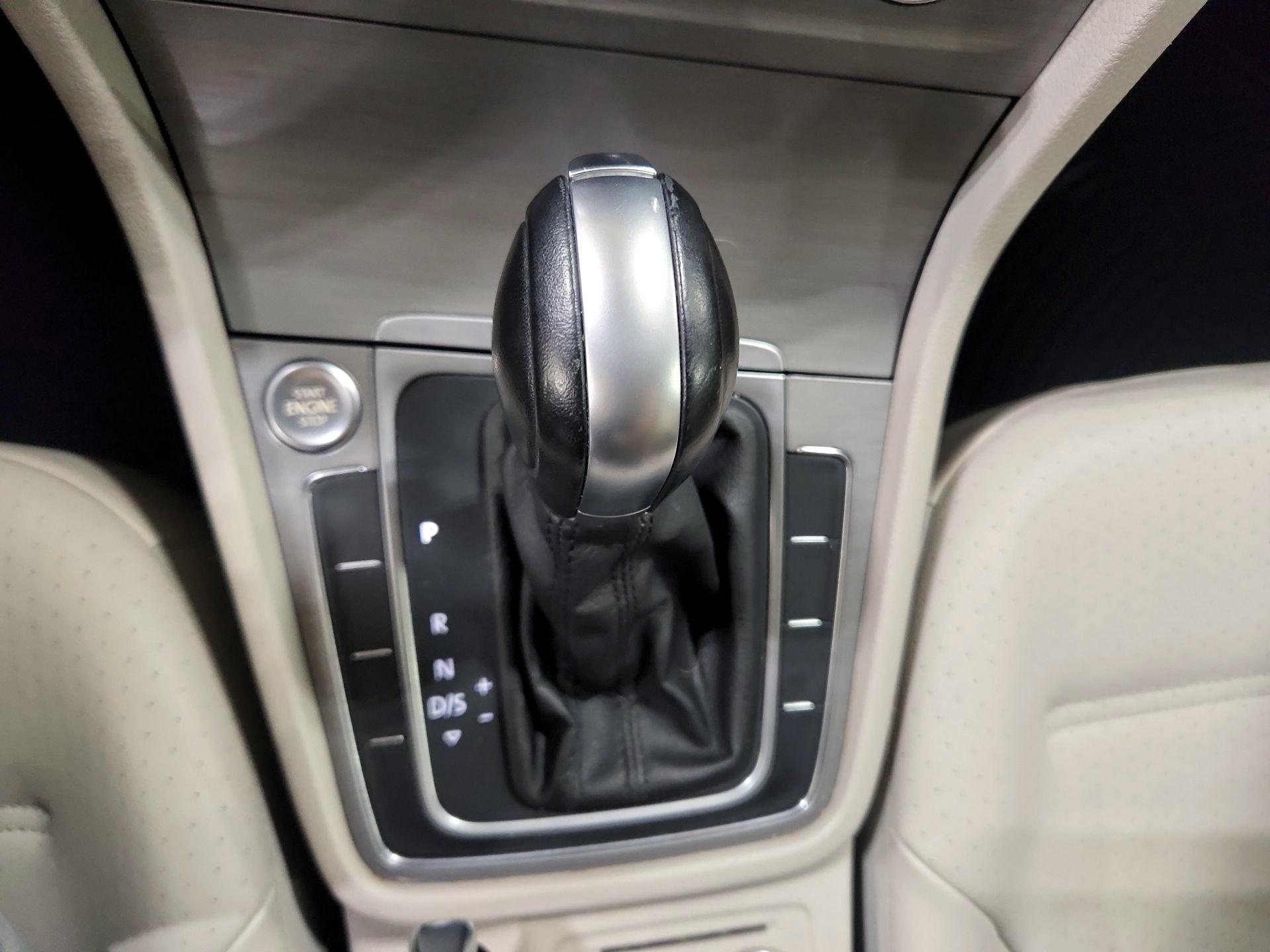 Thumbnail: 2016 Volkswagen Golf - 17