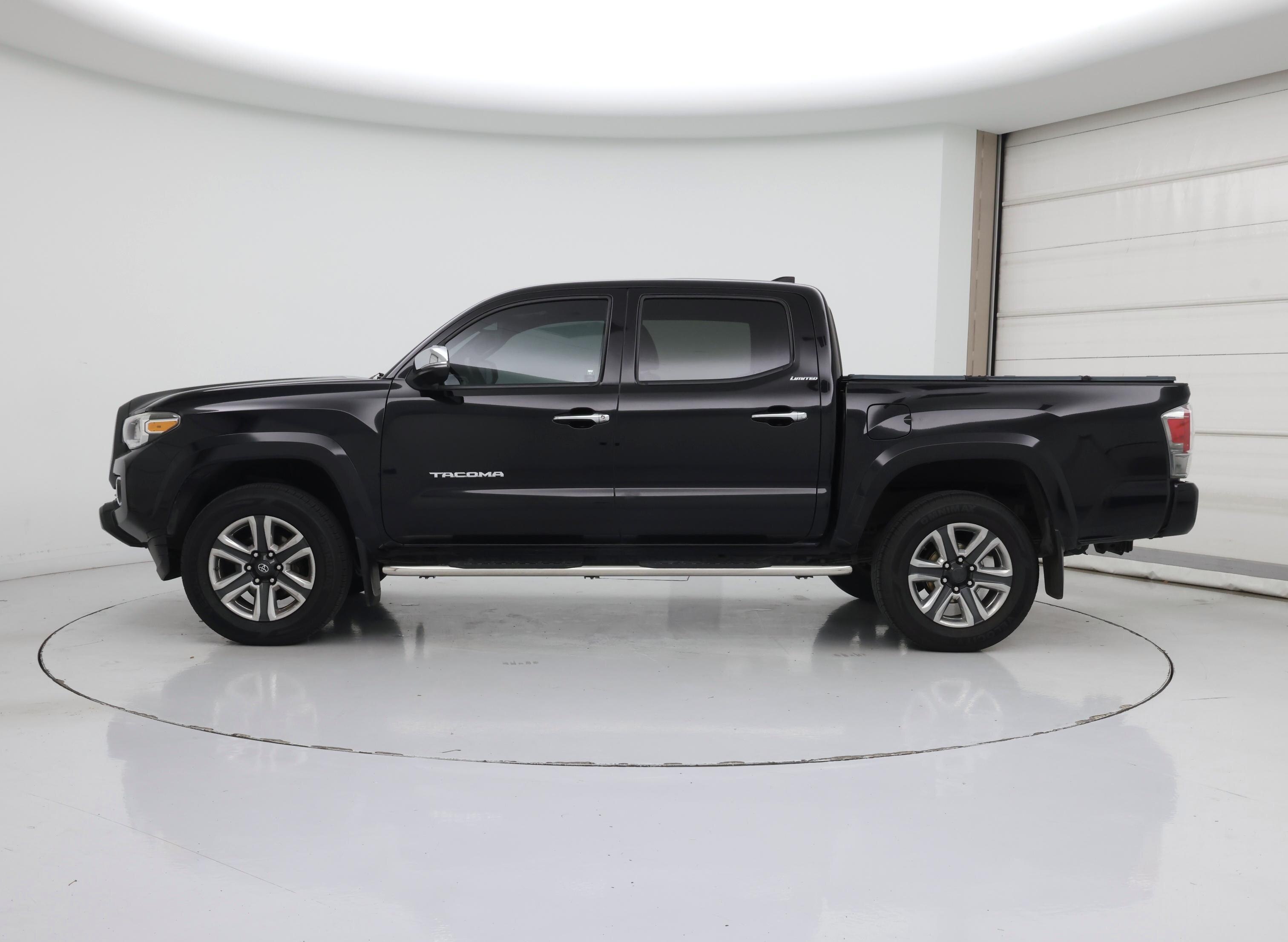 Thumbnail: 2017 Toyota Tacoma - 3