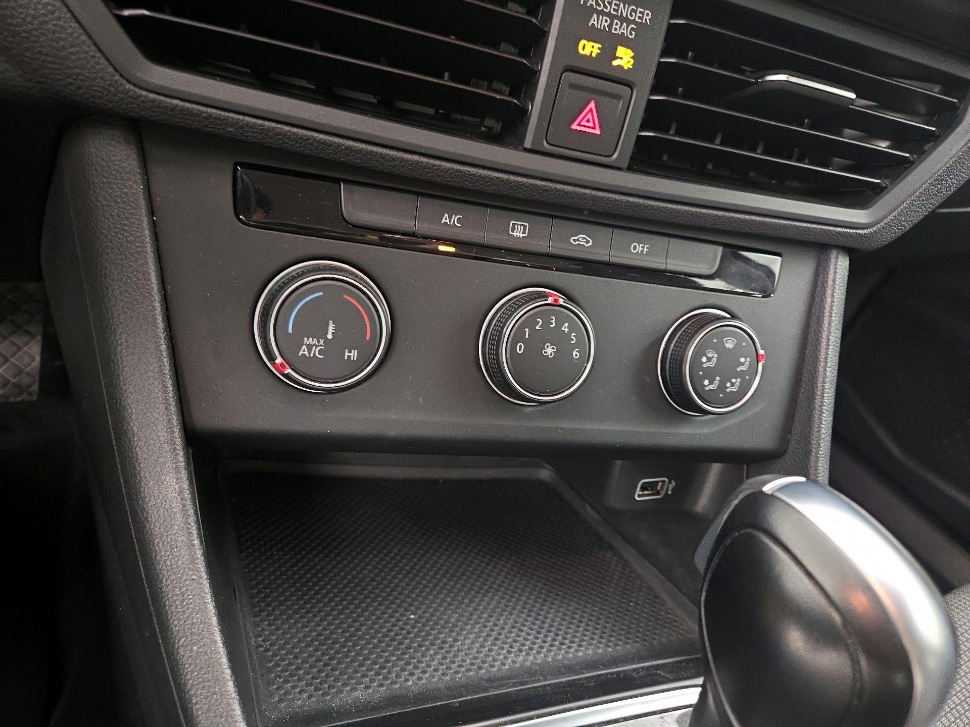 Thumbnail: 2019 Volkswagen Jetta - 16