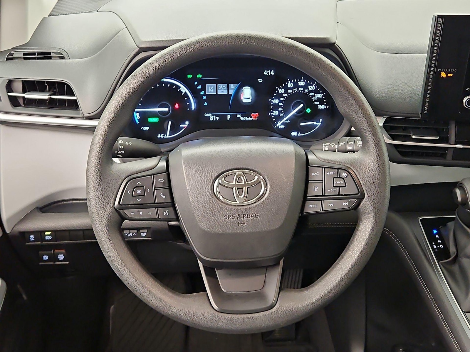 2025 Toyota Sienna LE - Photo 11
