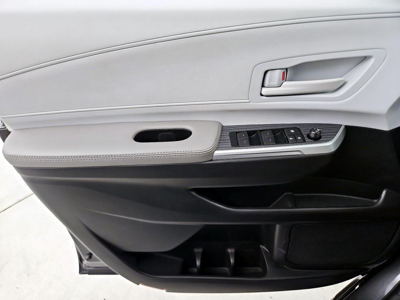 2025 Toyota Sienna LE - Photo 13