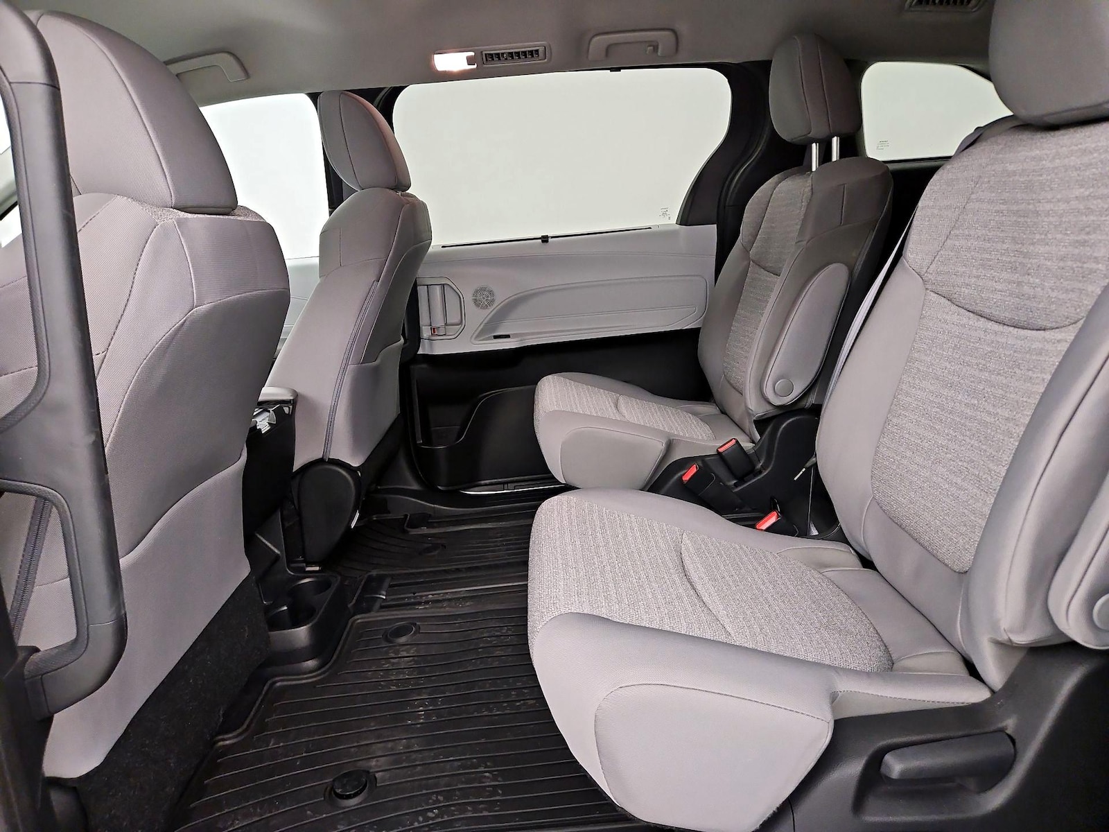 2025 Toyota Sienna LE - Photo 20