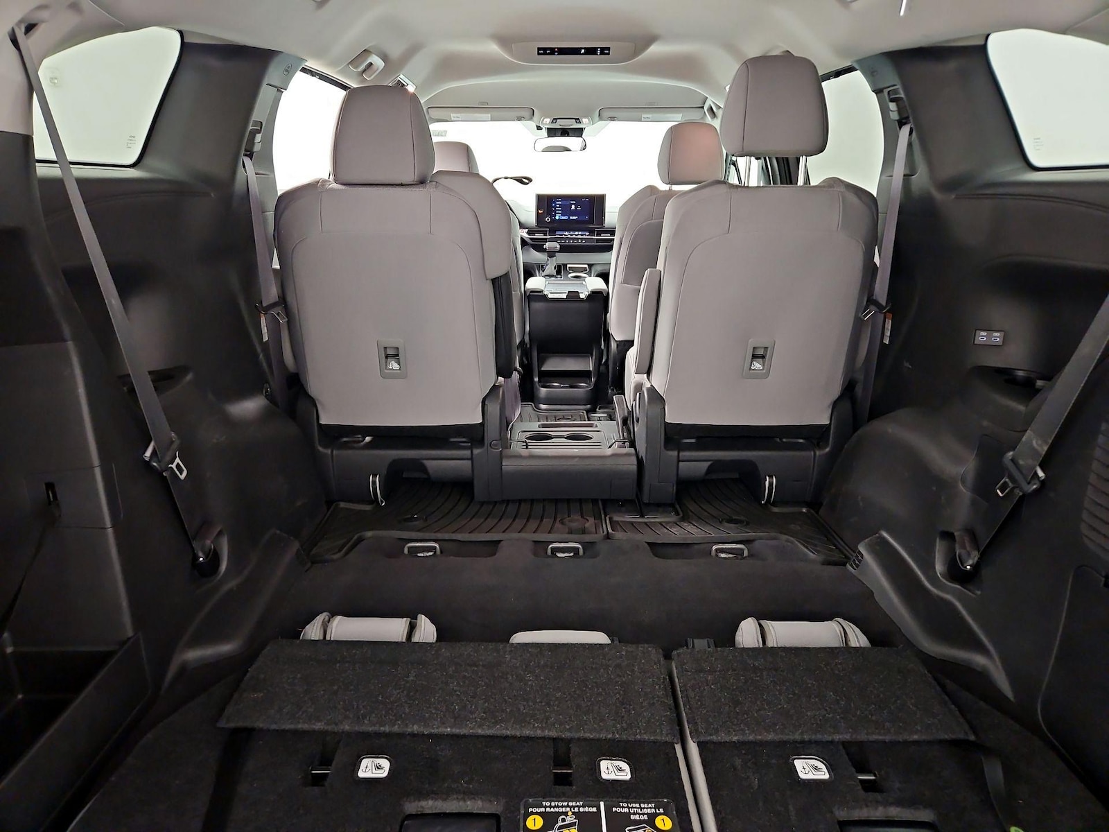 2025 Toyota Sienna LE - Photo 23