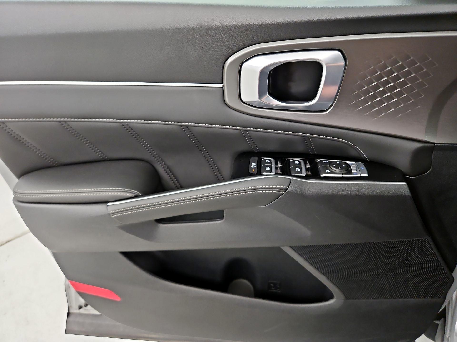 Thumbnail: 2023 Kia Sorento - 12
