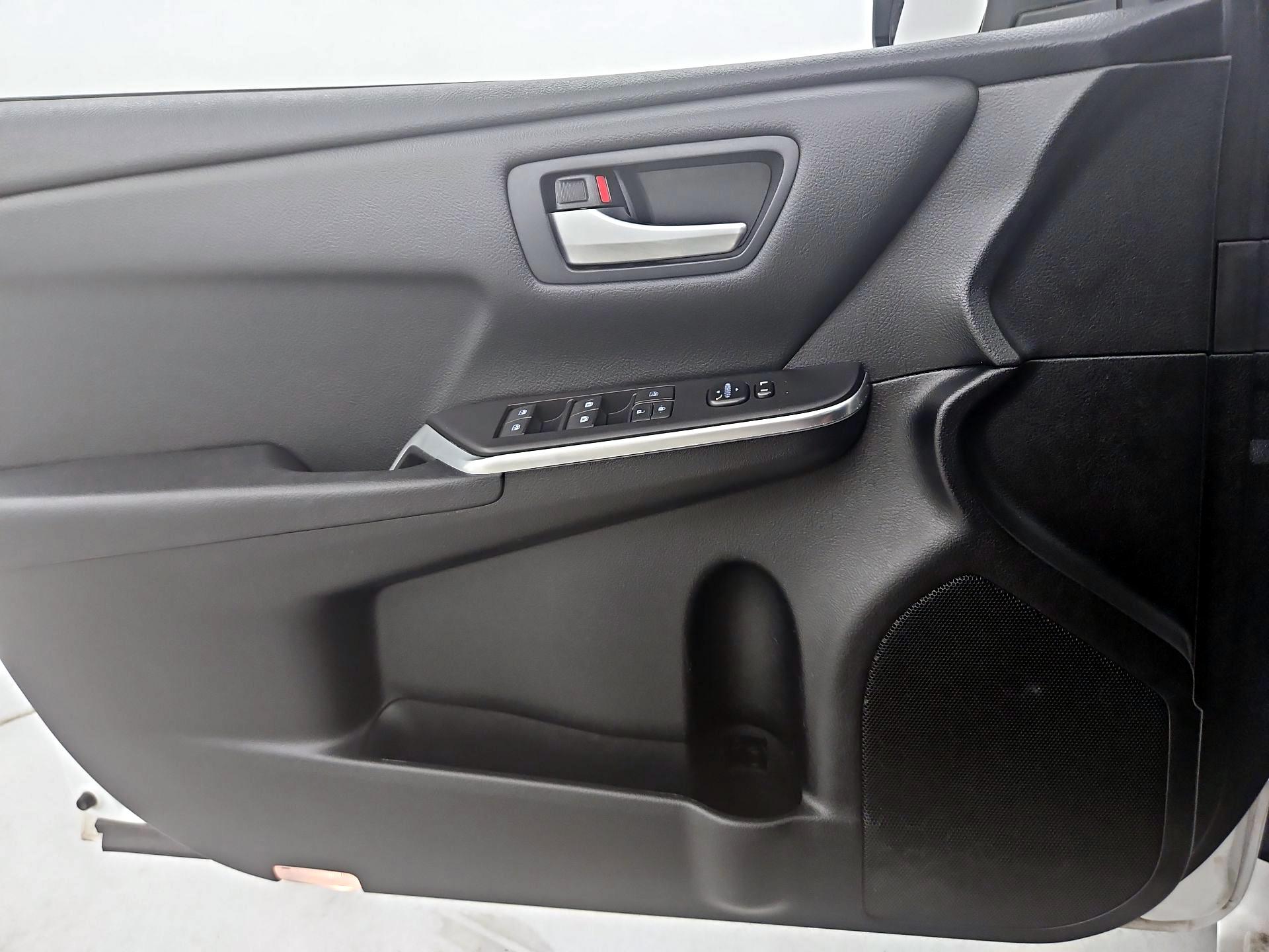 Thumbnail: 2016 Toyota Camry - 12