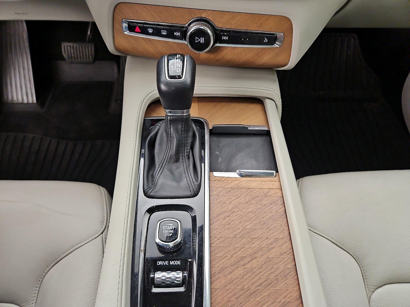 2021 Volvo XC90 Momentum - Photo 19