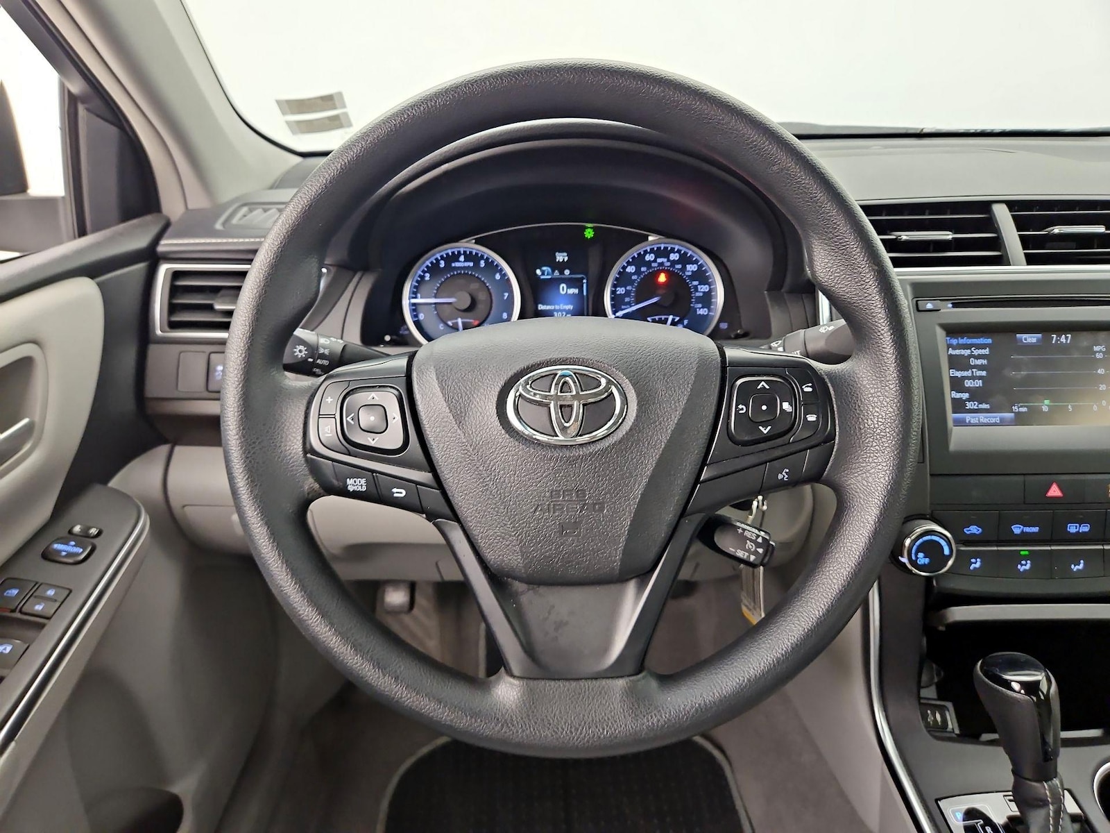 2017 Toyota Camry LE - Photo 11
