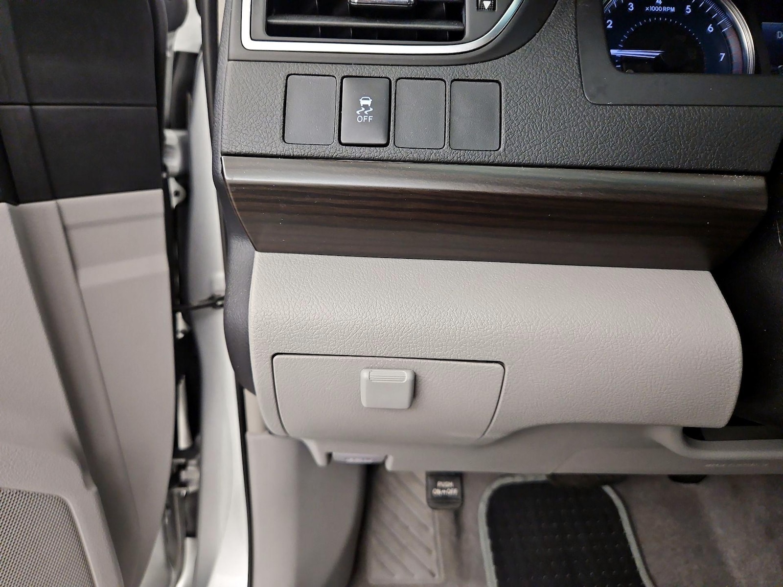 2017 Toyota Camry LE - Photo 14