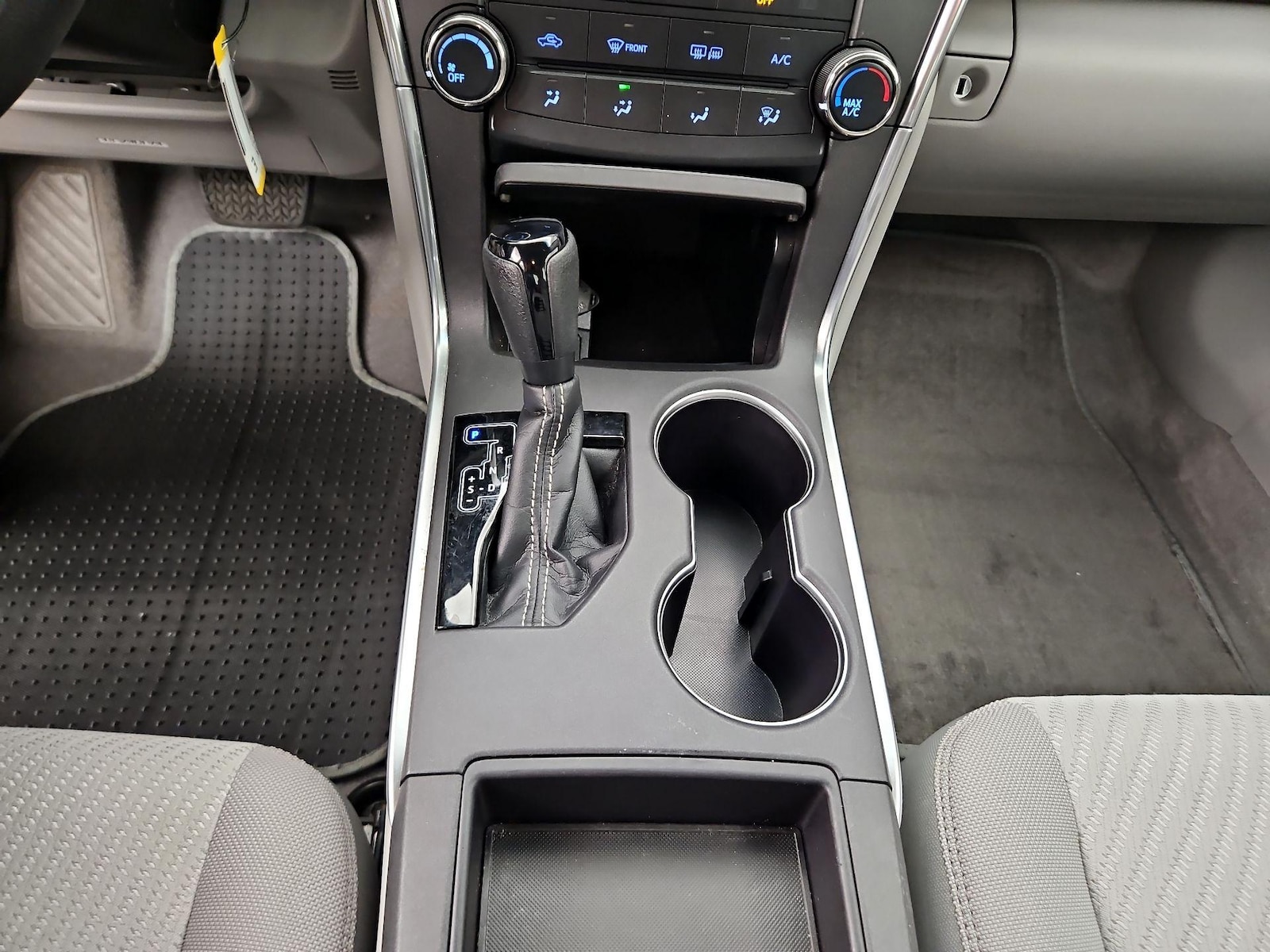 2017 Toyota Camry LE - Photo 18