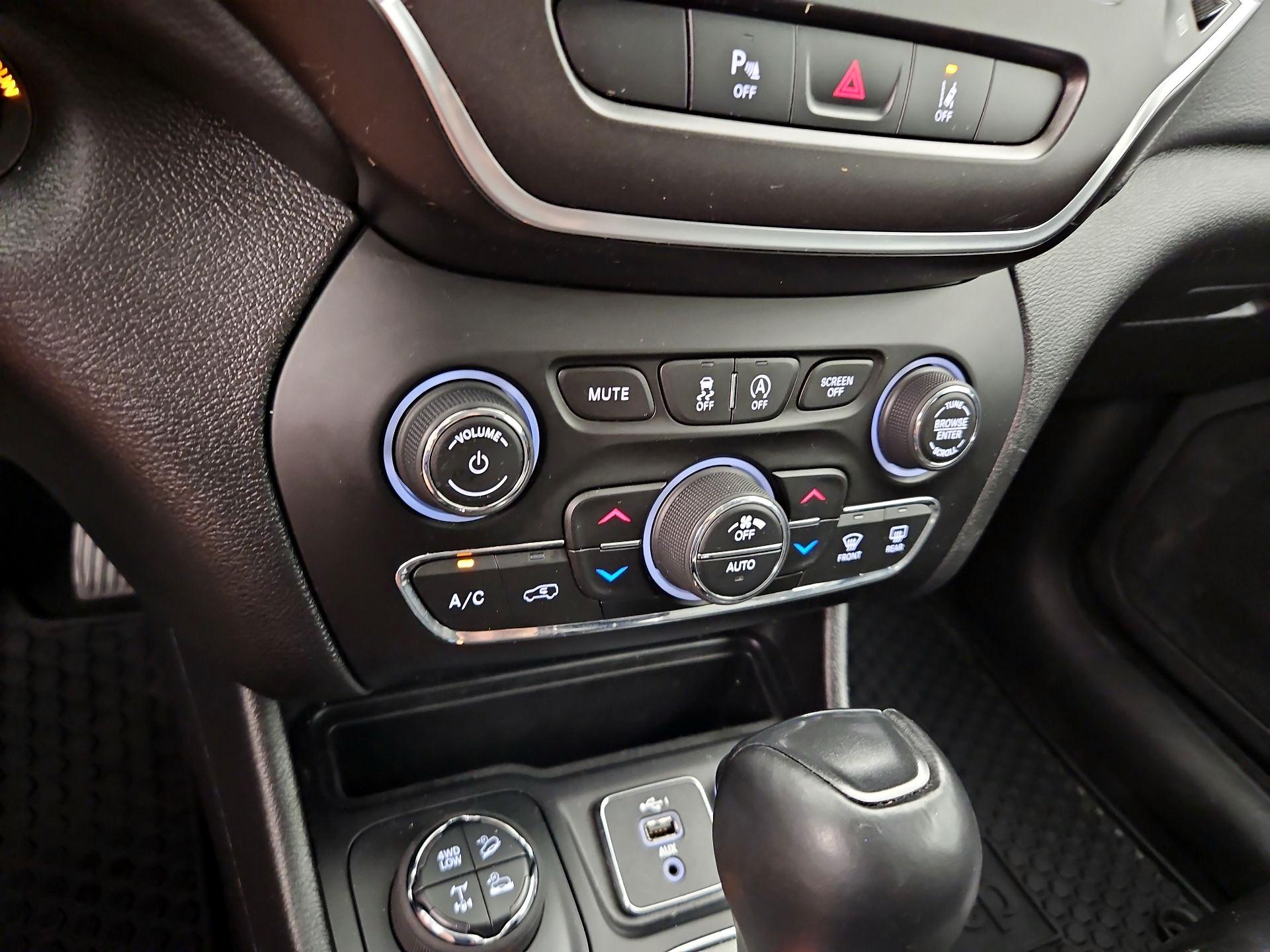 Thumbnail: 2021 Jeep Cherokee - 16