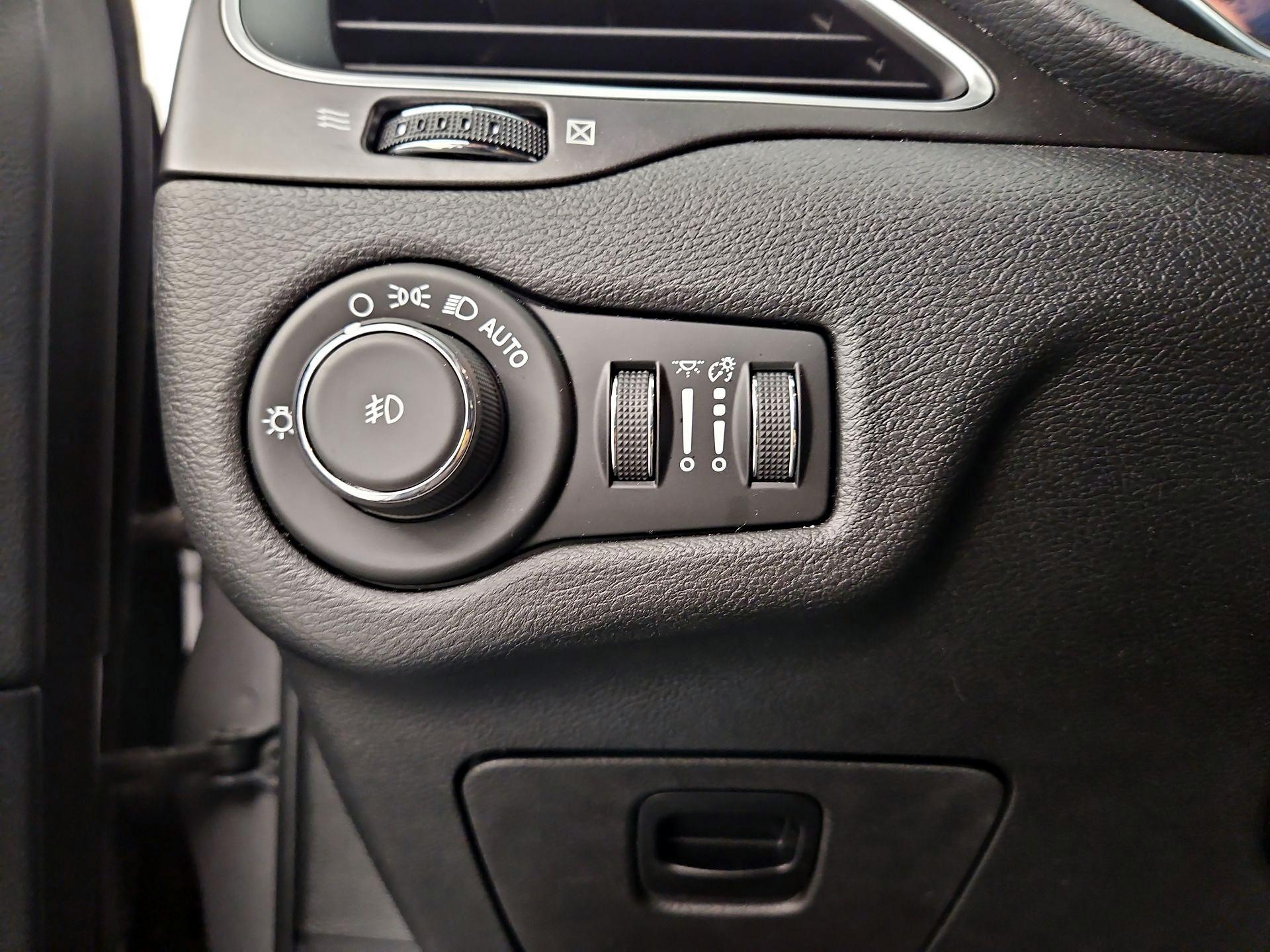 Thumbnail: 2019 Jeep Cherokee - 13