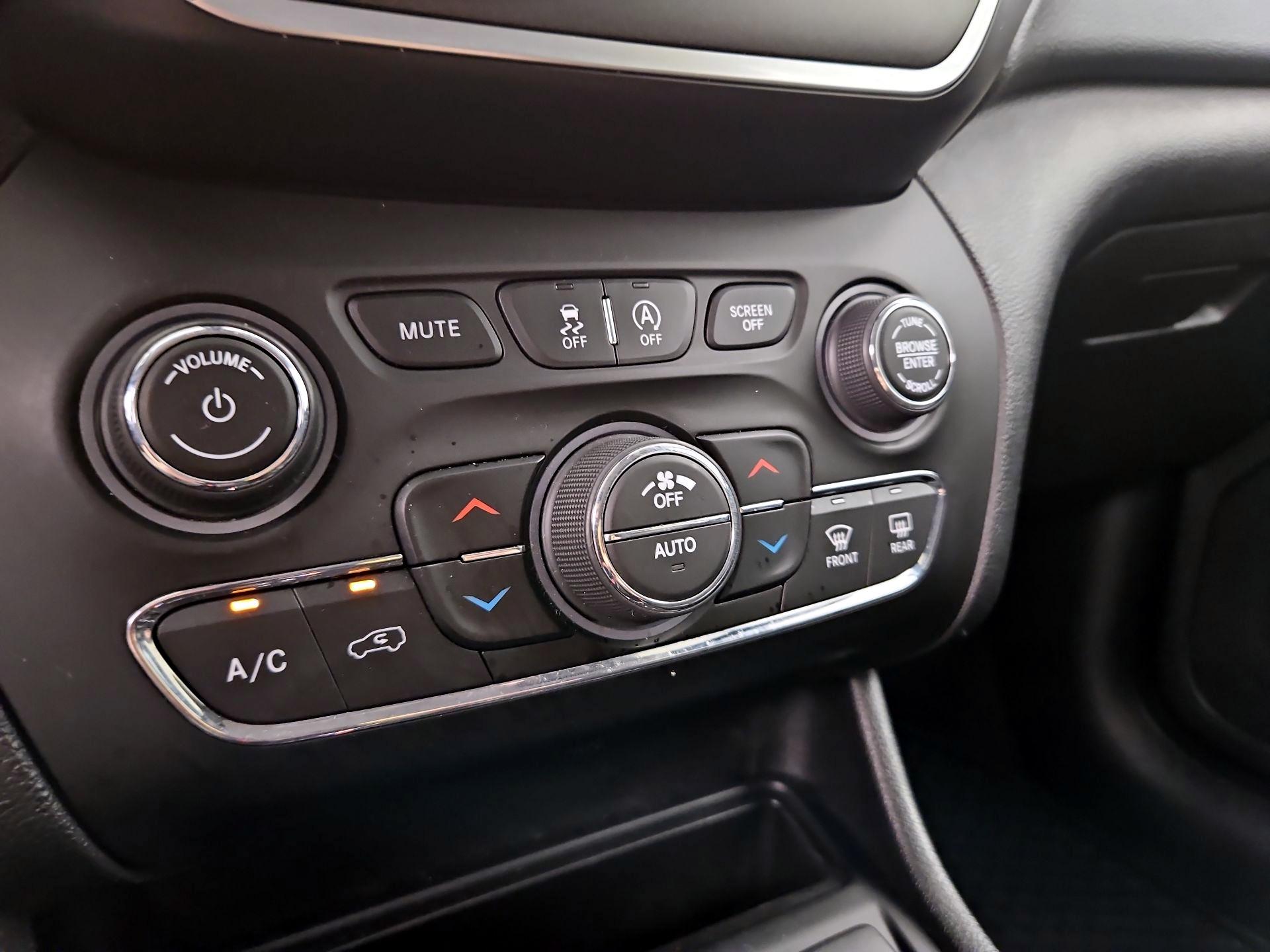 Thumbnail: 2019 Jeep Cherokee - 16