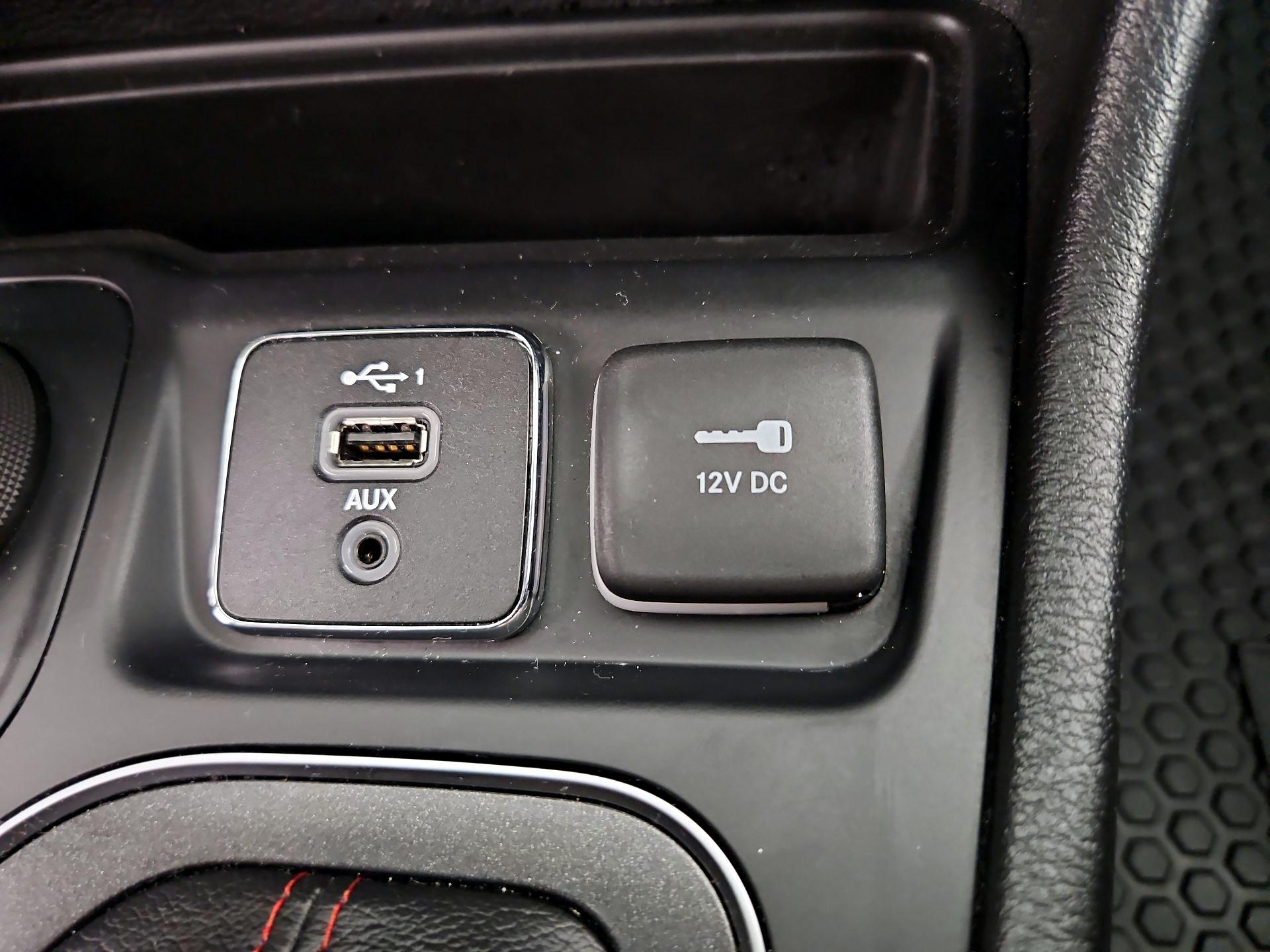 Thumbnail: 2019 Jeep Cherokee - 18