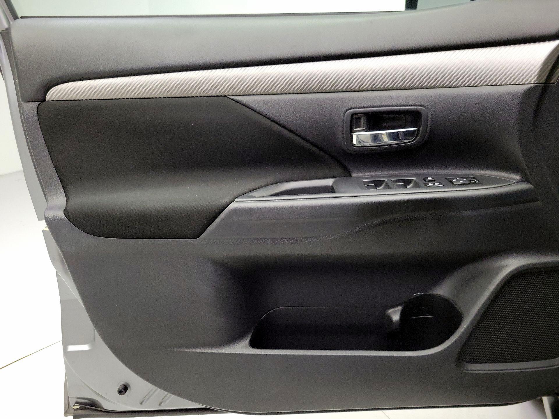 Thumbnail: 2014 Mitsubishi Outlander - 12