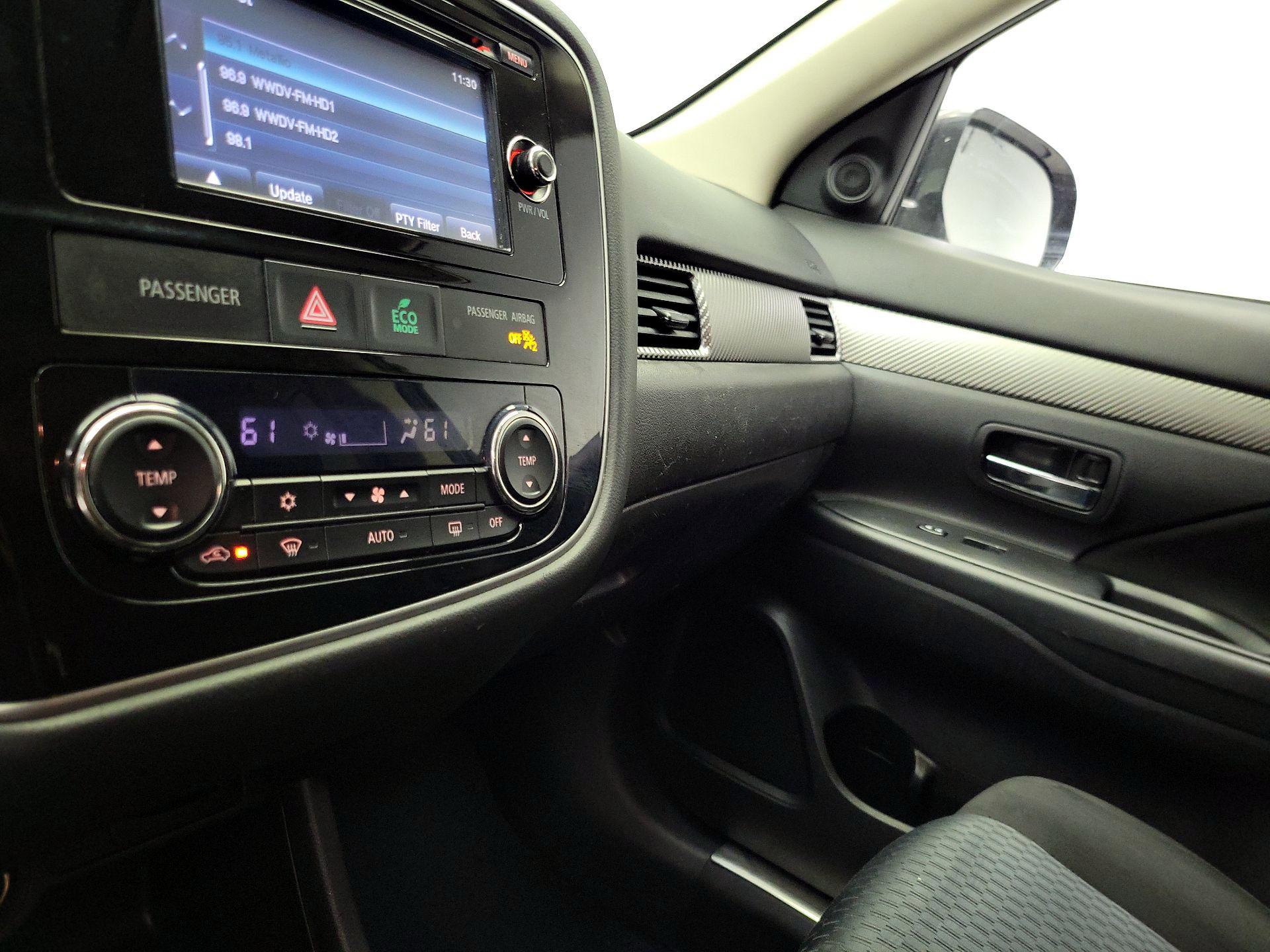 Thumbnail: 2014 Mitsubishi Outlander - 15