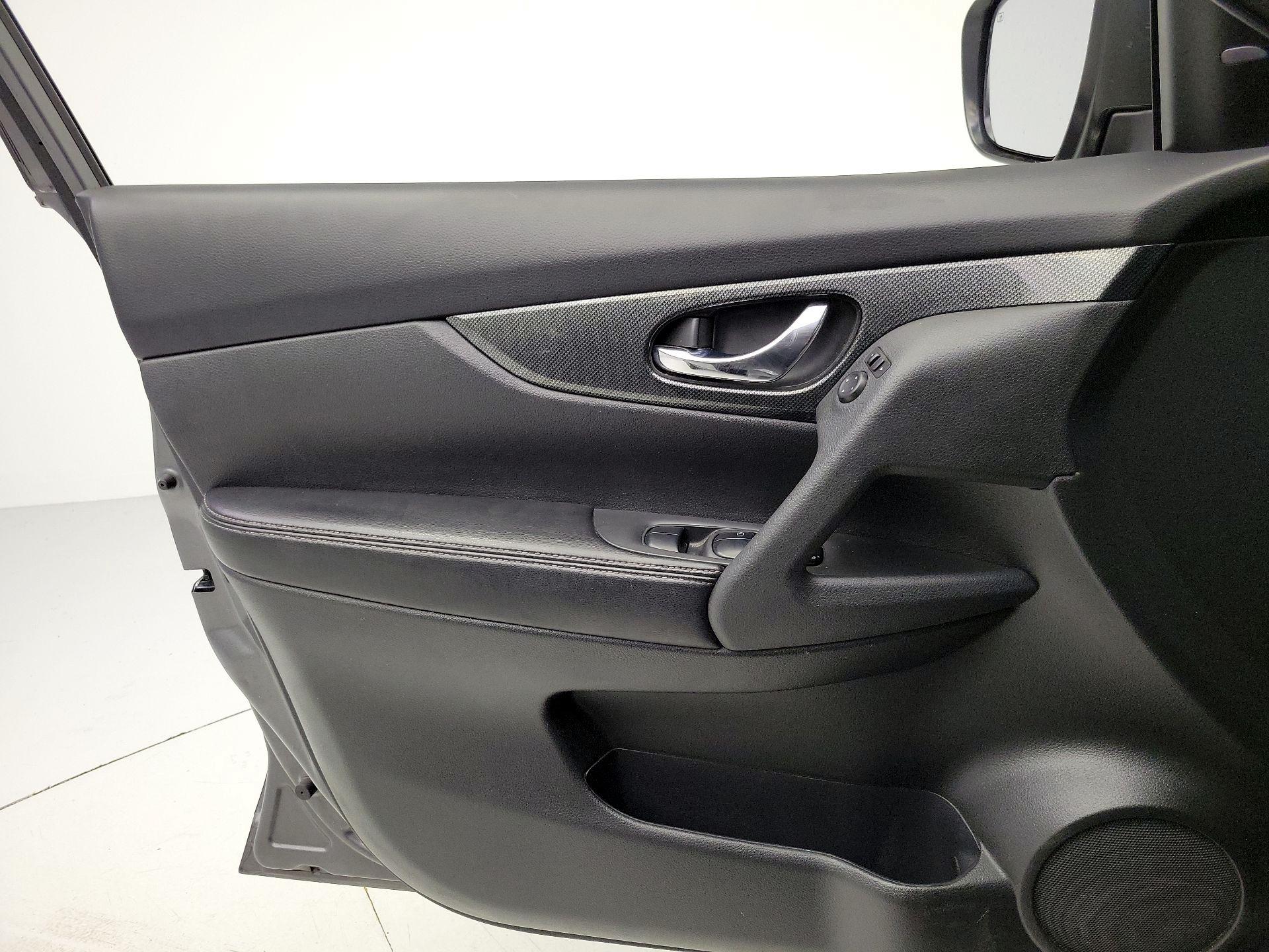 Thumbnail: 2016 Nissan Rogue - 12