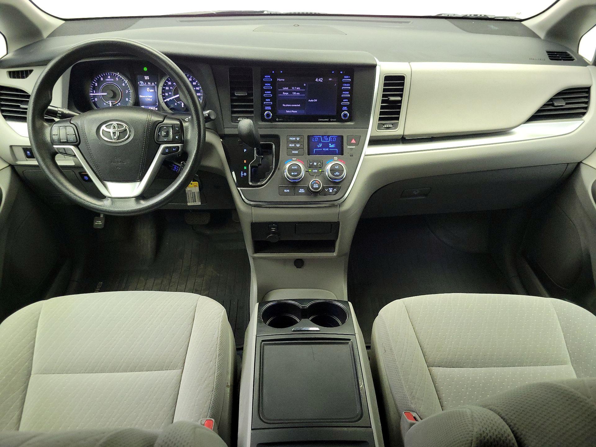 Thumbnail: 2018 Toyota Sienna - 9