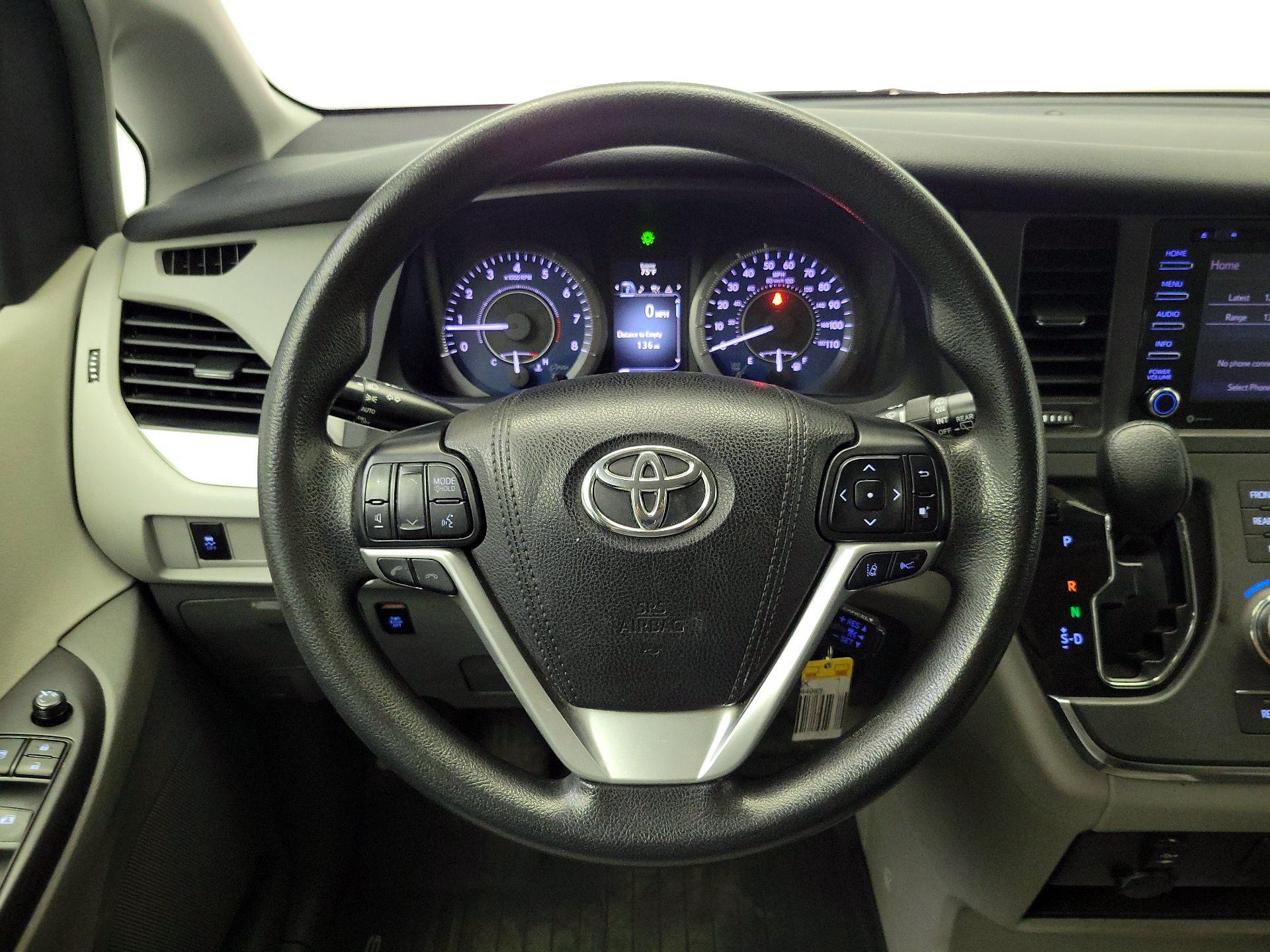 Thumbnail: 2018 Toyota Sienna - 10