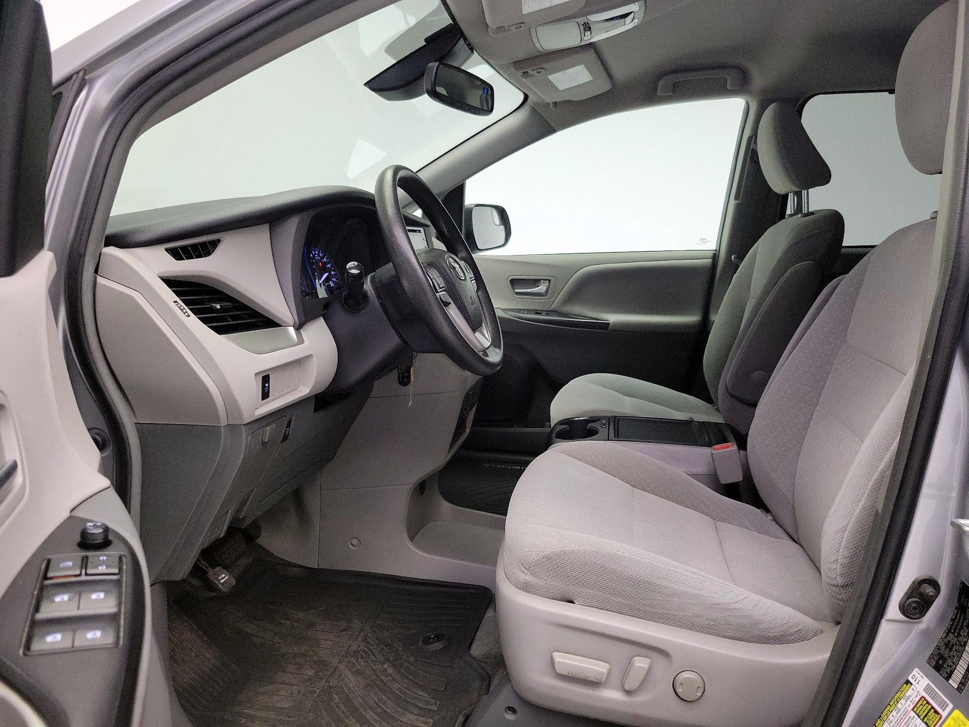 Thumbnail: 2018 Toyota Sienna - 11