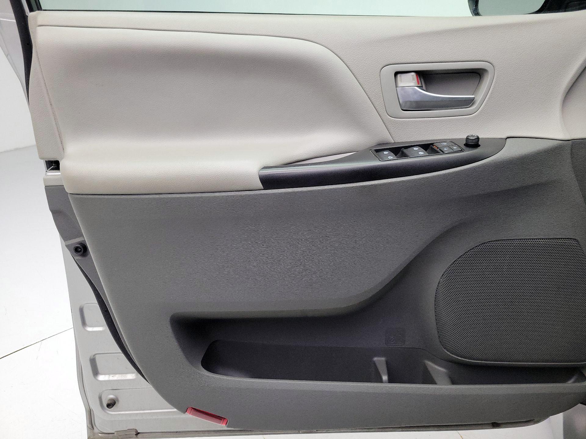 Thumbnail: 2018 Toyota Sienna - 12