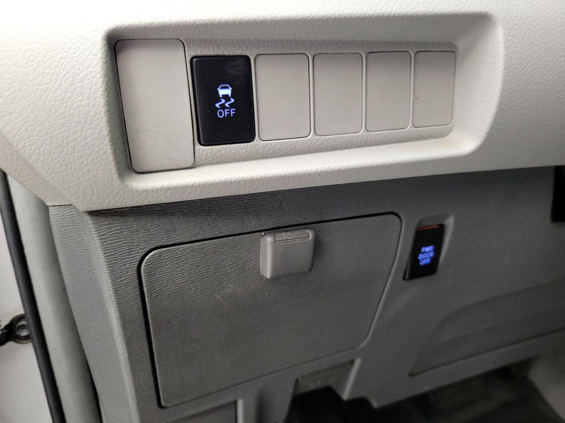 Thumbnail: 2018 Toyota Sienna - 13