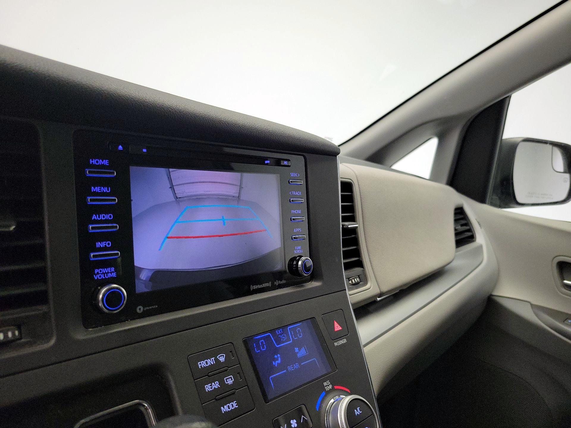Thumbnail: 2018 Toyota Sienna - 14