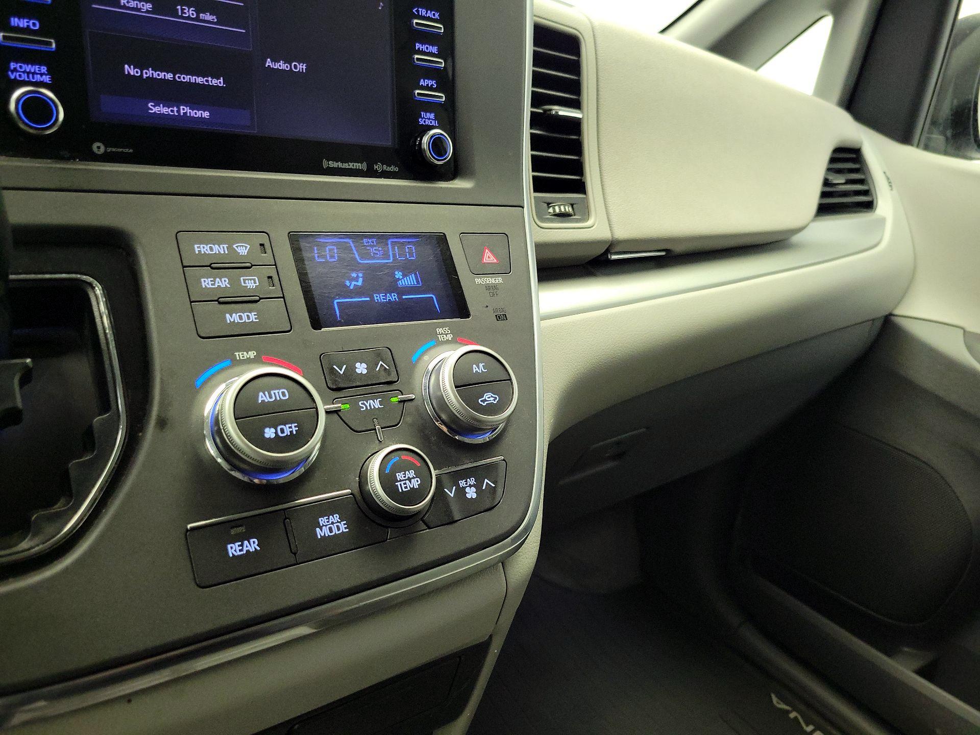 Thumbnail: 2018 Toyota Sienna - 16